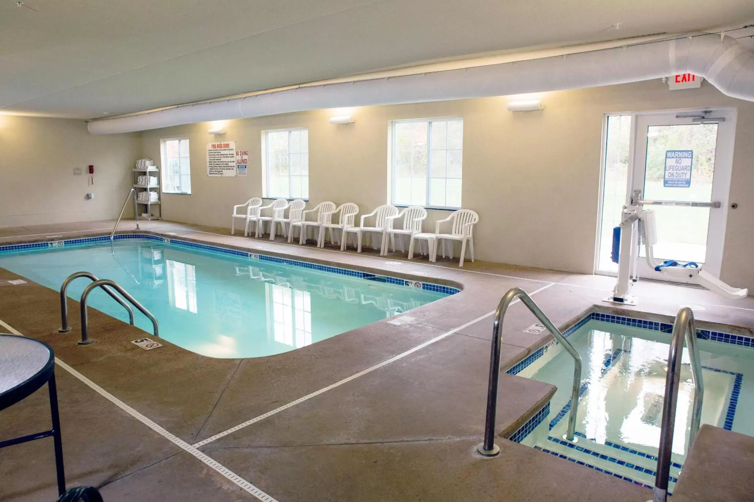 Swimming Pool in Cobblestone Hotel & Suites - Knoxville
