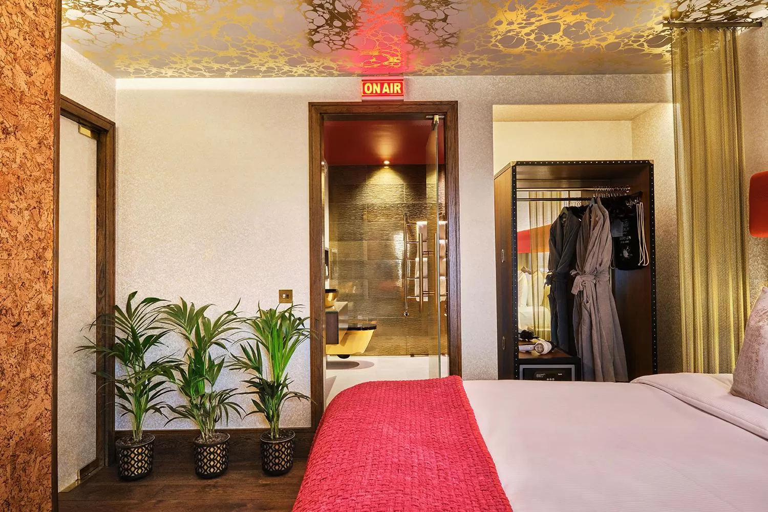 Bathroom, Bed in The Megaro Hotel - Kings Cross St Pancras, London