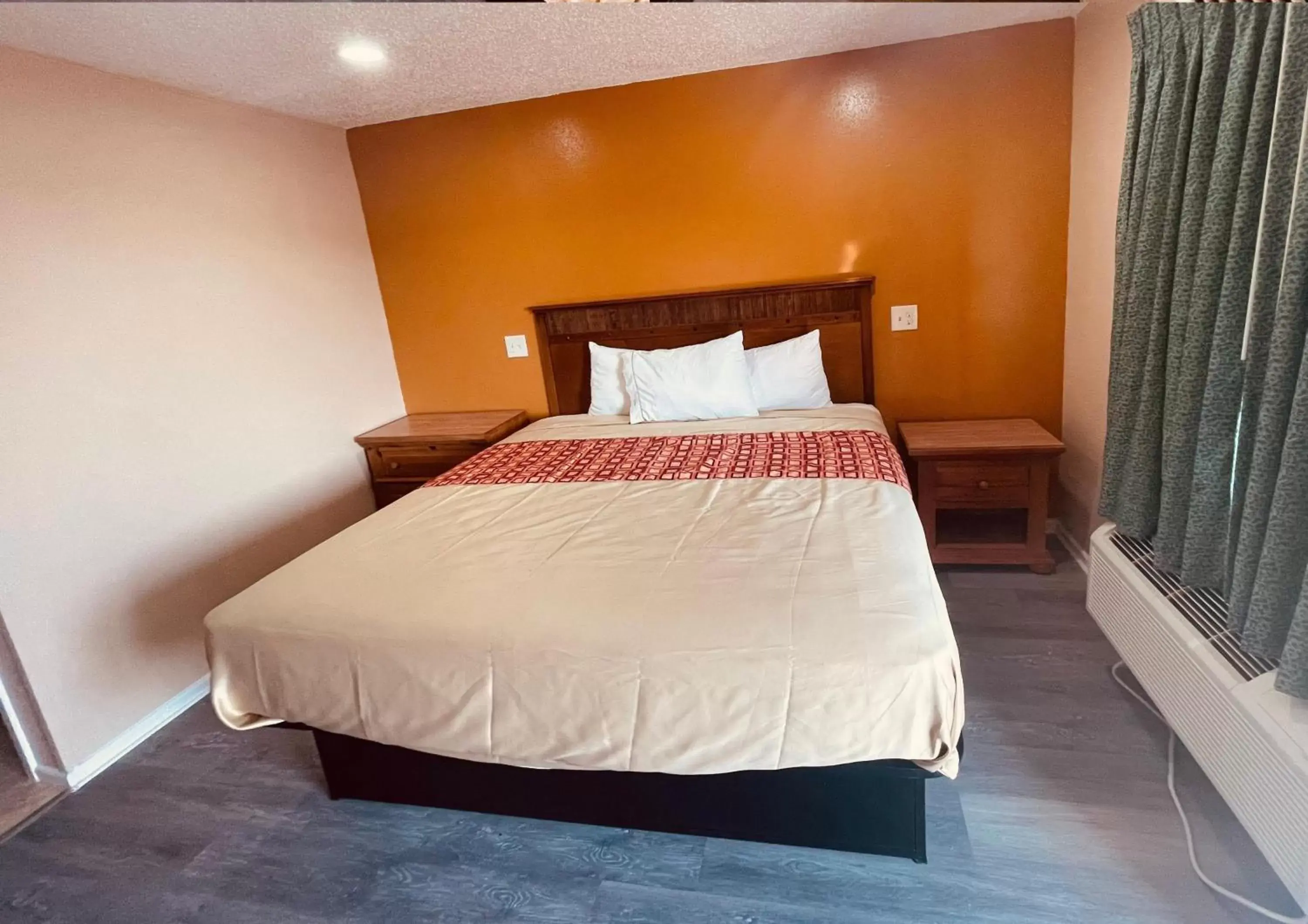 Bedroom, Bed in Regency Inn Hondo