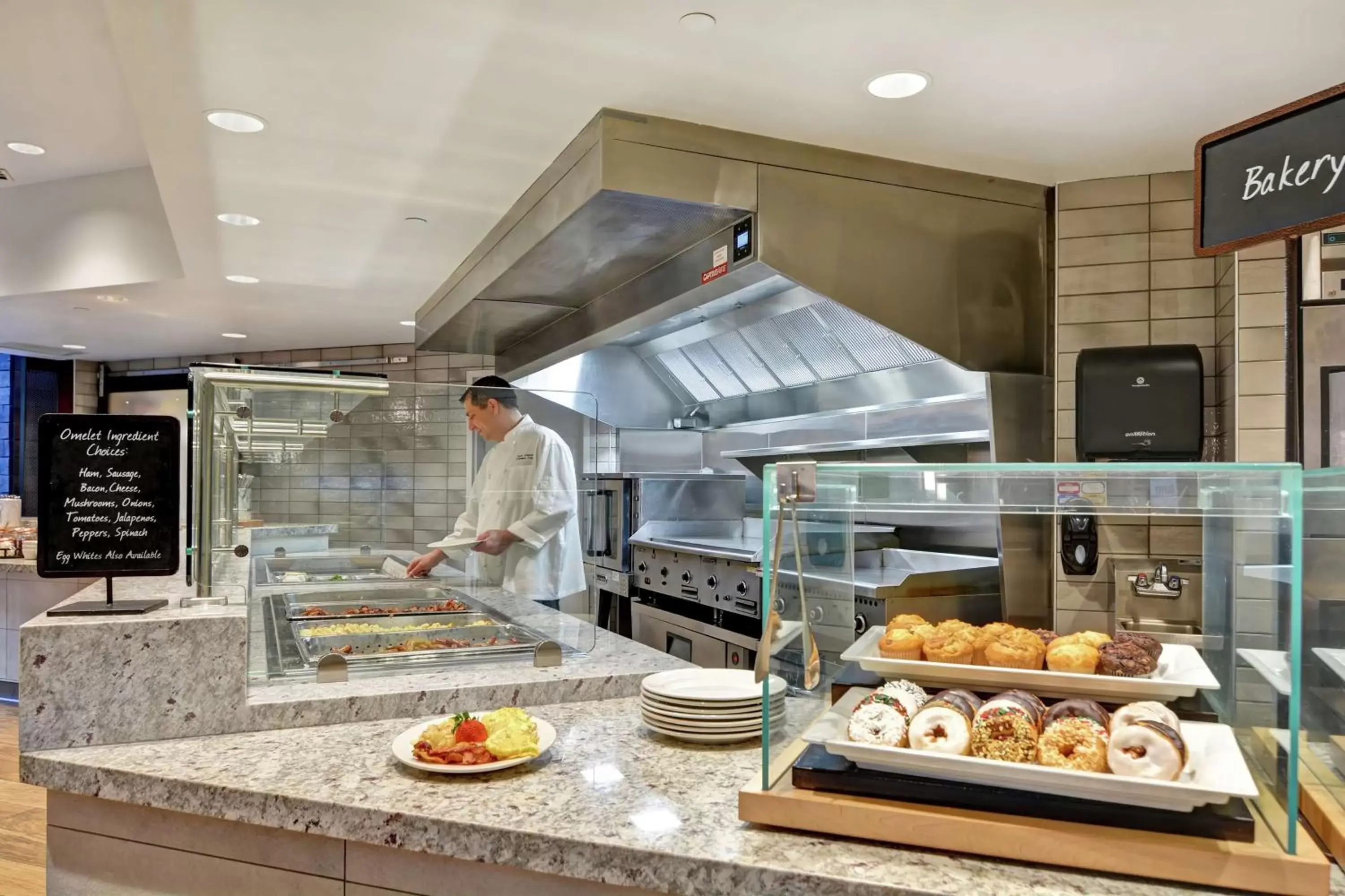 Dining area in Embassy Suites by Hilton Minneapolis Airport