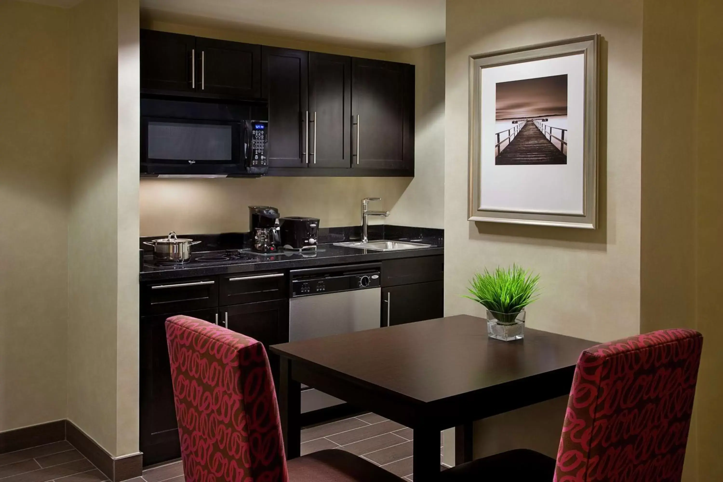 Living room, Kitchen/Kitchenette in Homewood Suites by Hilton Toronto Vaughan