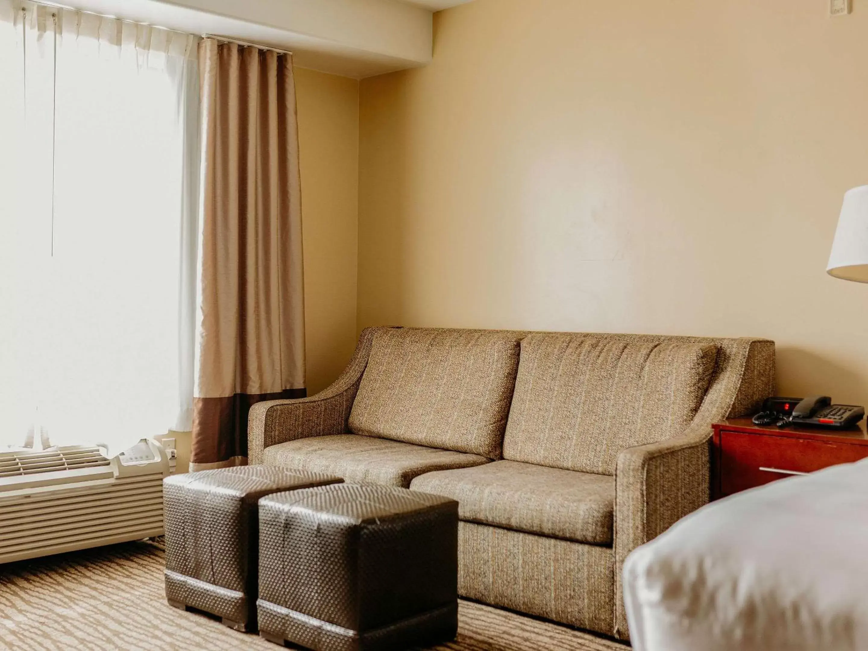 Bedroom, Seating Area in Comfort Inn Pomona Near FairPlex