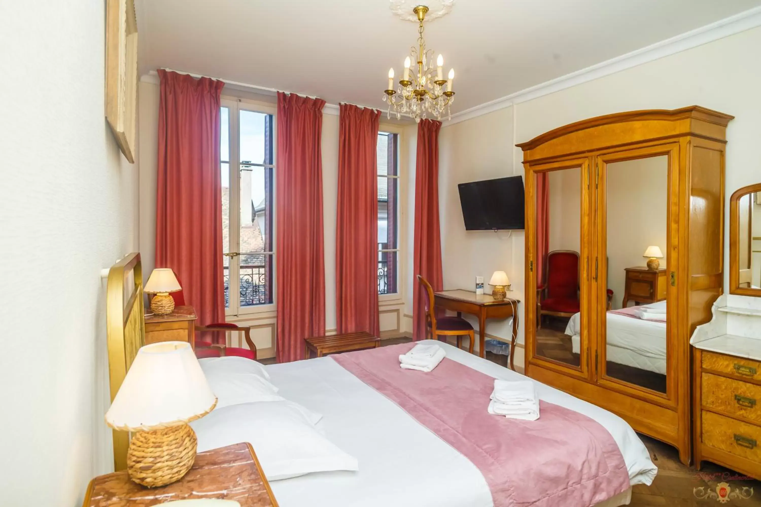 Photo of the whole room, Bed in Hôtel Continental