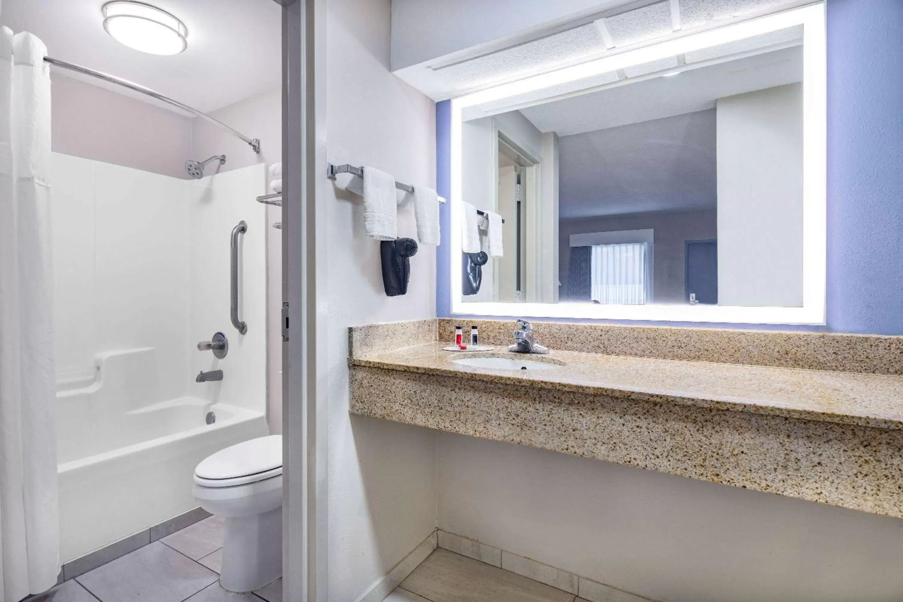 TV and multimedia, Bathroom in Days Inn & Suites by Wyndham Savannah Midtown