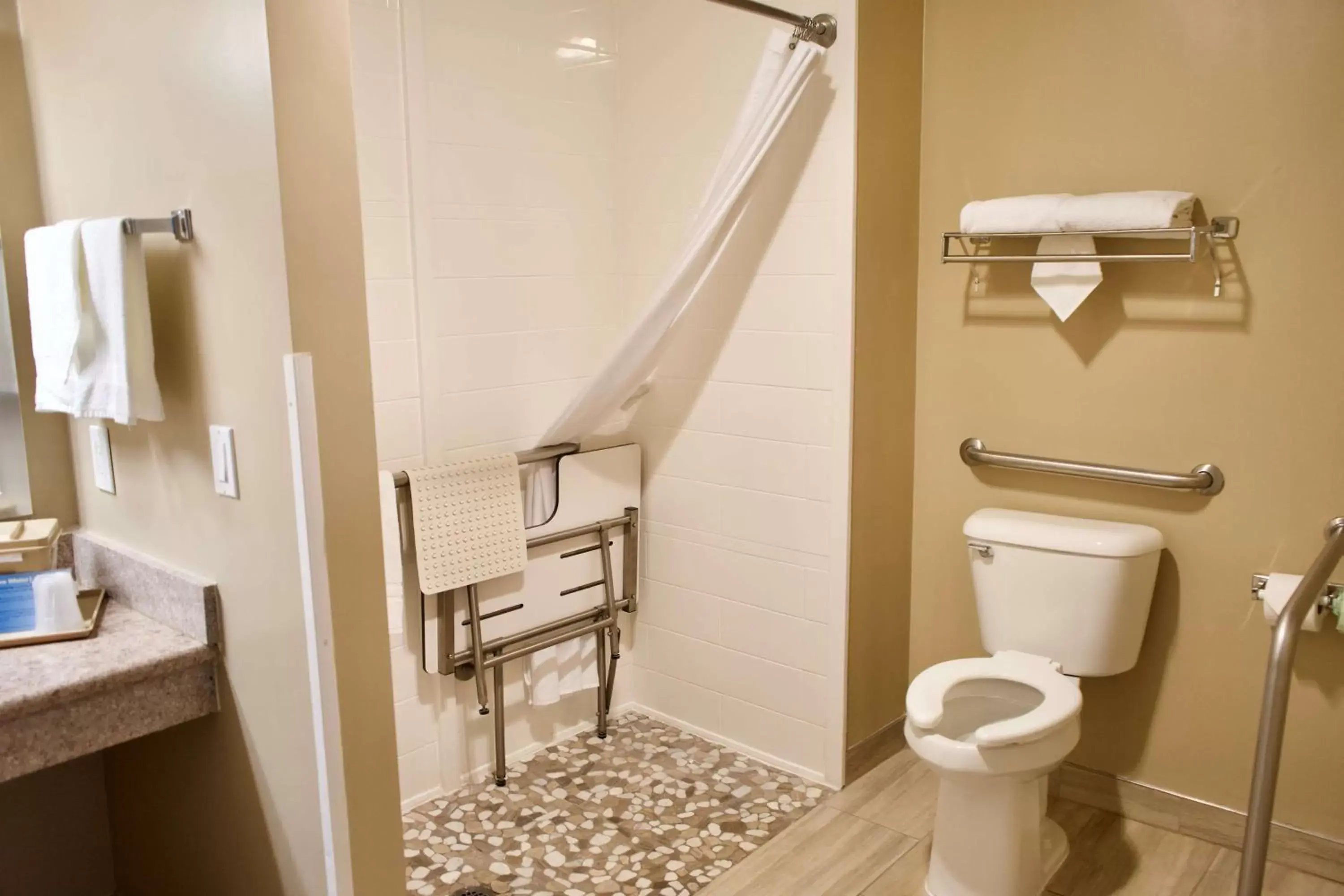 Bathroom in Best Western China Lake Inn