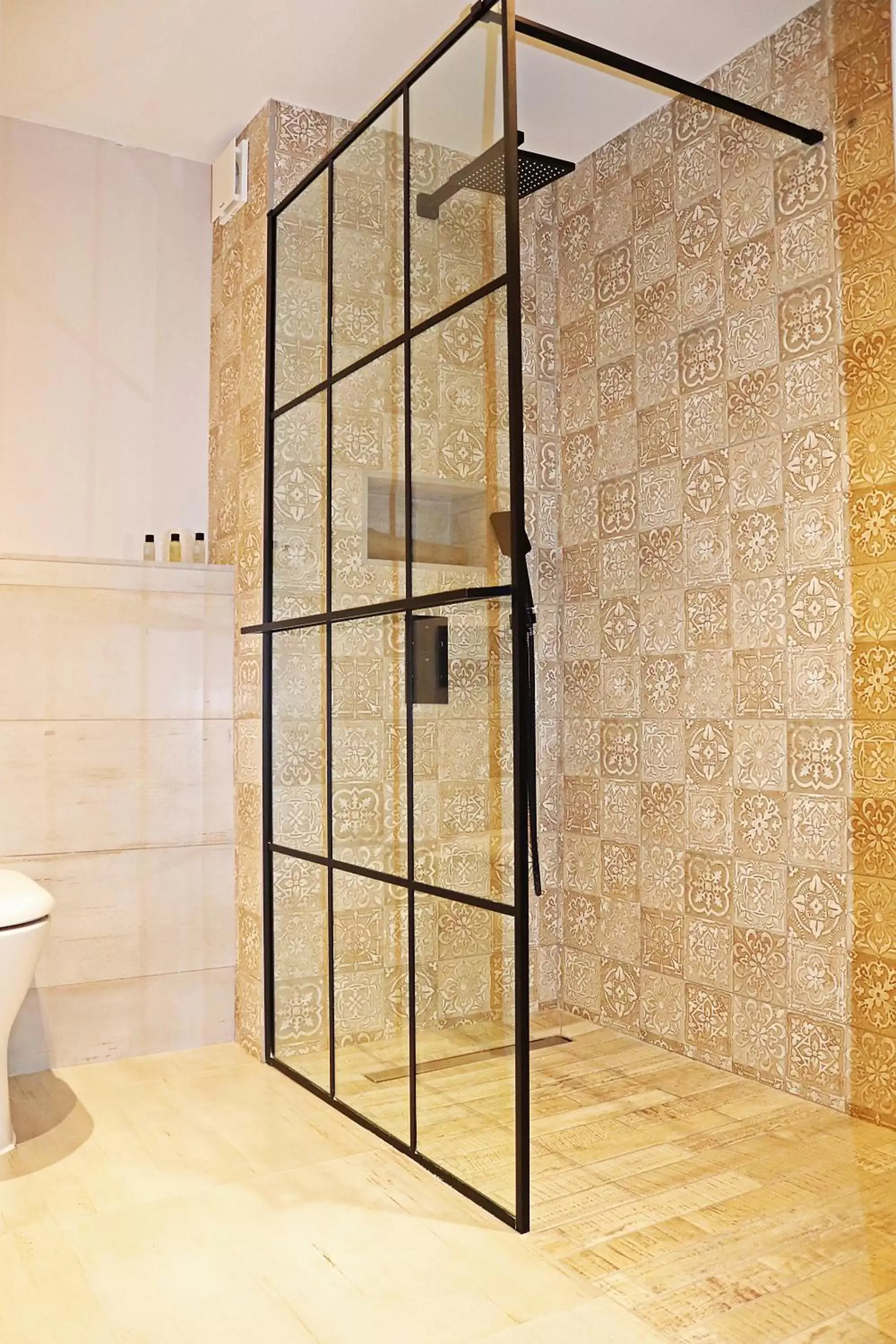 Shower, Bathroom in Shillingford Bridge Hotel