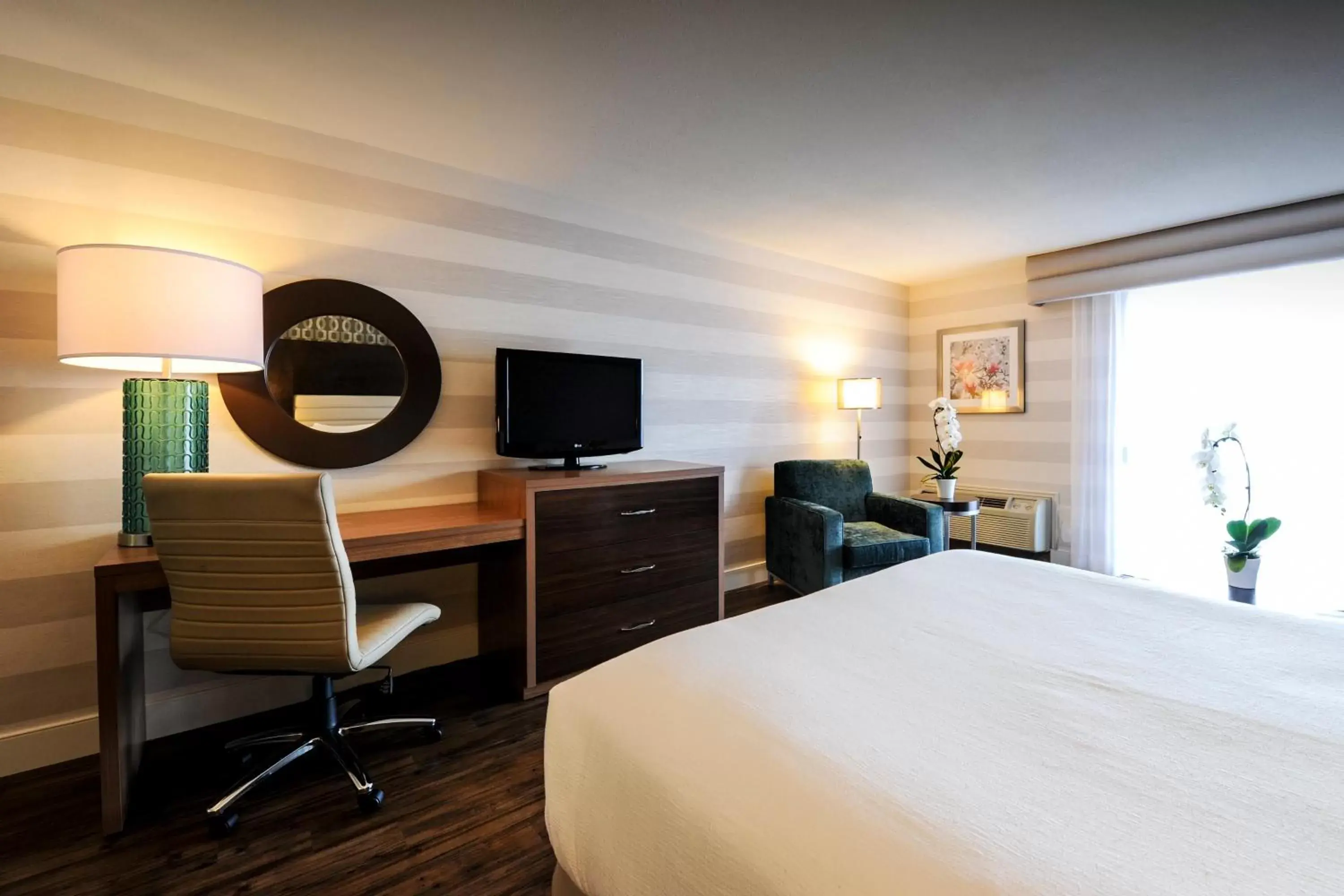 Photo of the whole room in Holiday Inn Niagara Falls-By the Falls, an IHG Hotel