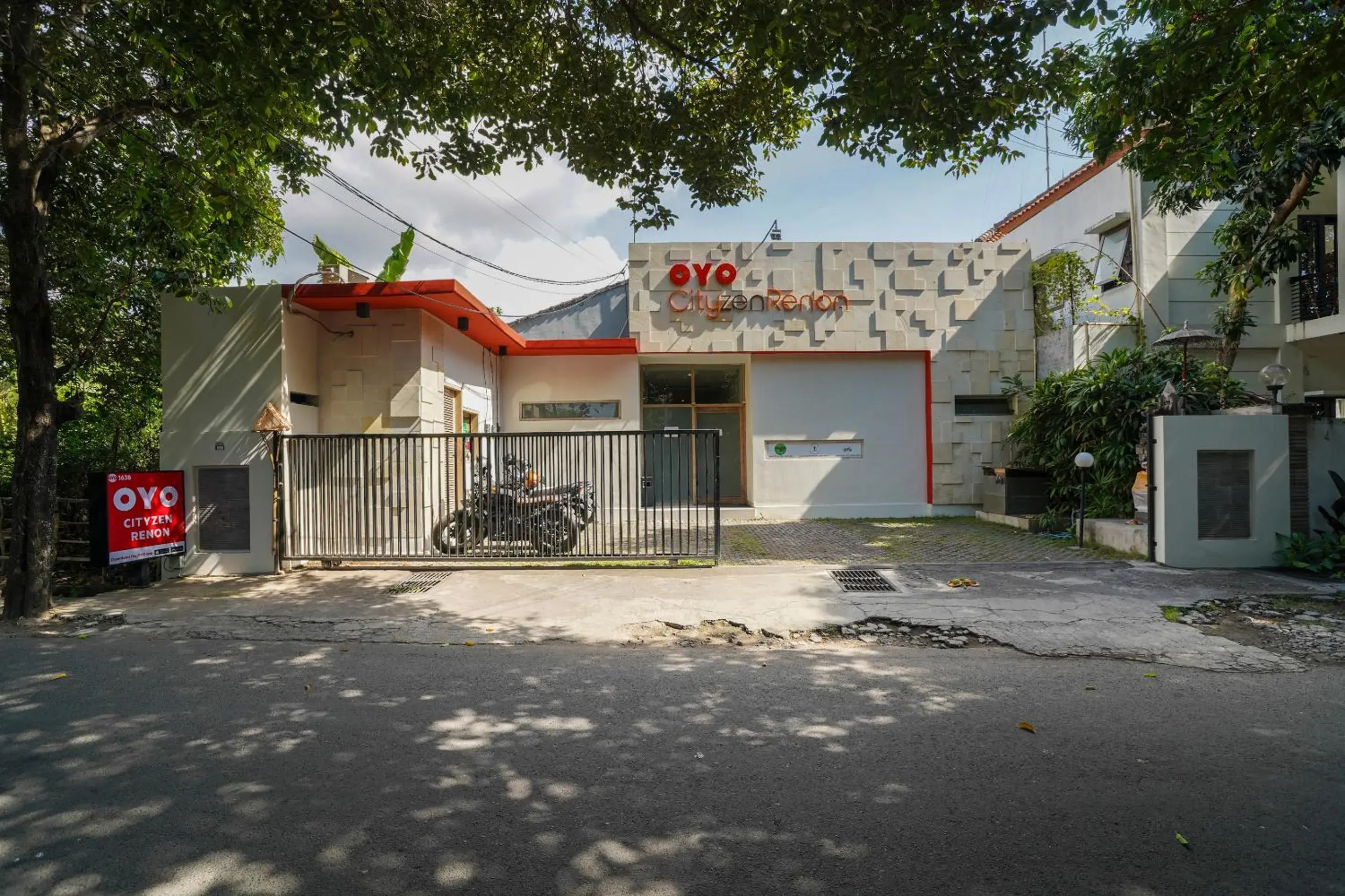 Facade/entrance, Property Building in OYO 1638 Cityzen Renon Hotel