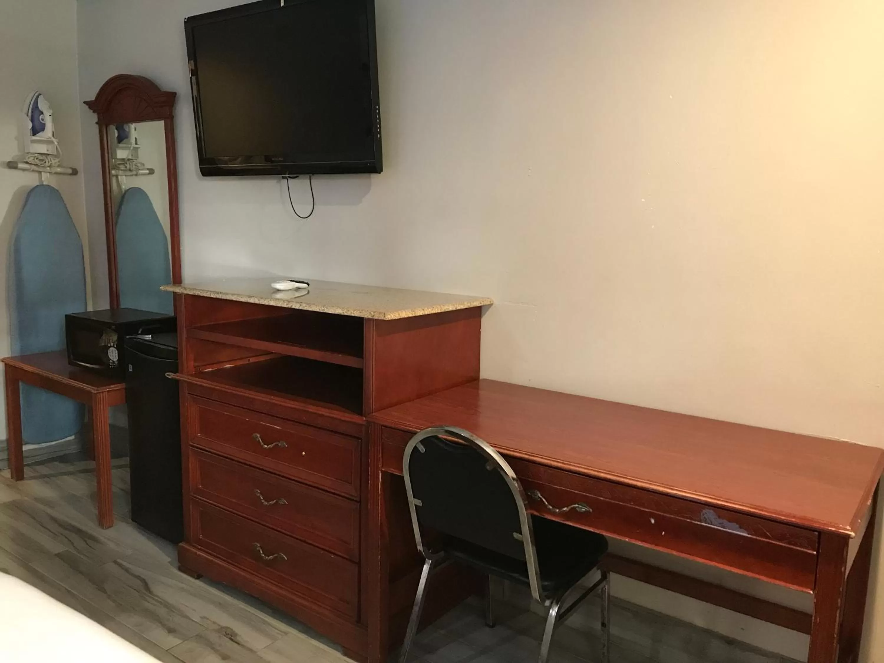 TV and multimedia in Summit Inn - Houston Medical Center - NRG Park