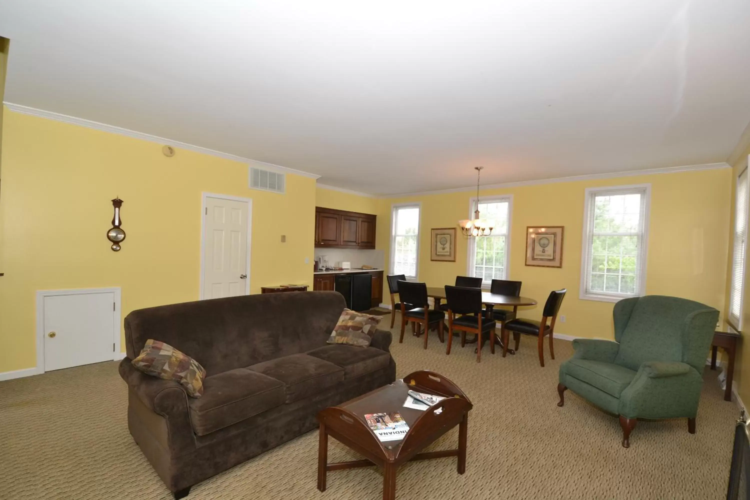 Kitchen or kitchenette, Seating Area in Century Suites Hotel