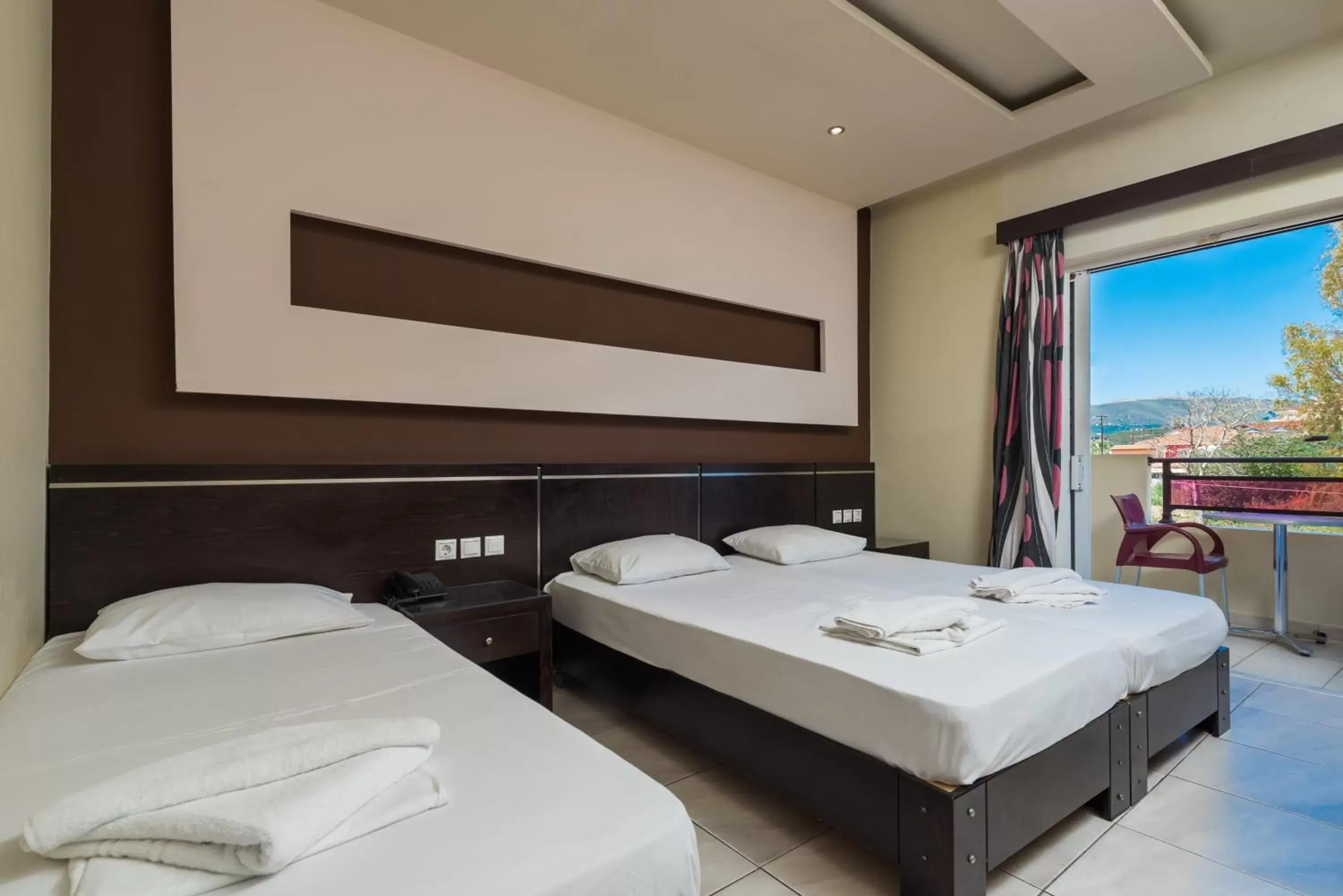 Property building, Bed in Canadian Hotel Property building, Bed in Canadian Hotel