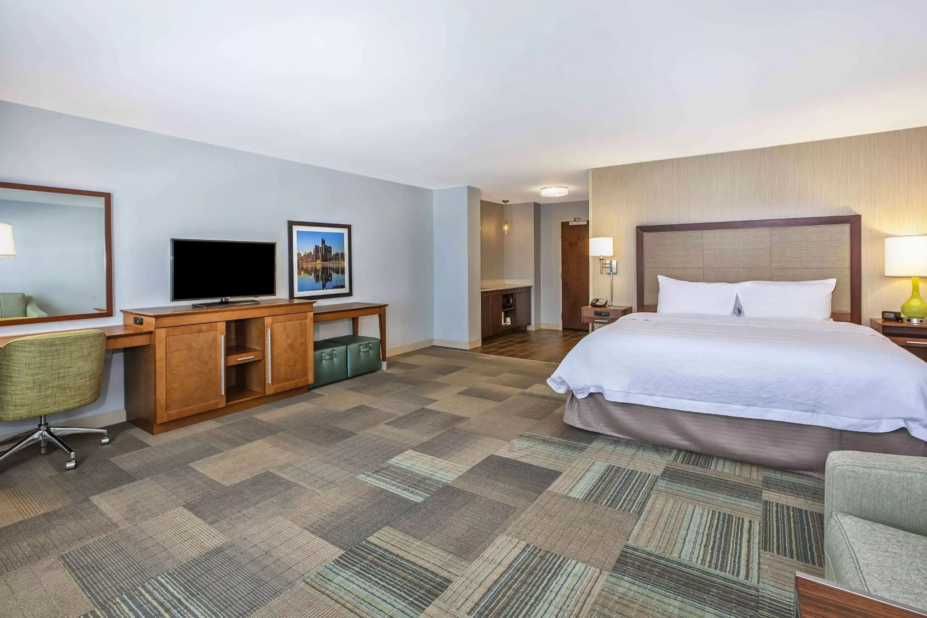 Bed, TV/Entertainment Center in Hampton Inn Southfield/West Bloomfield