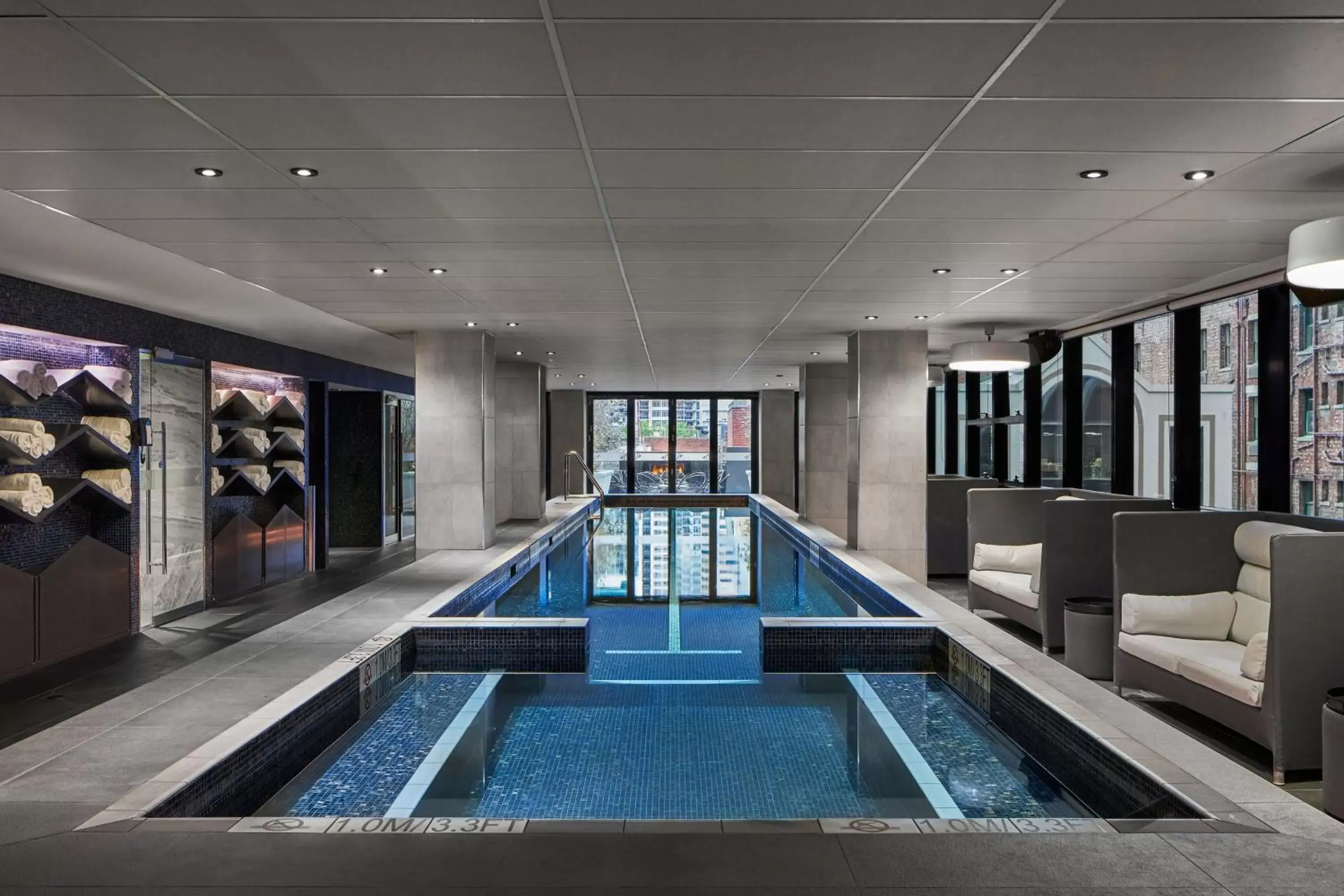 Swimming pool in Sheraton Melbourne Hotel