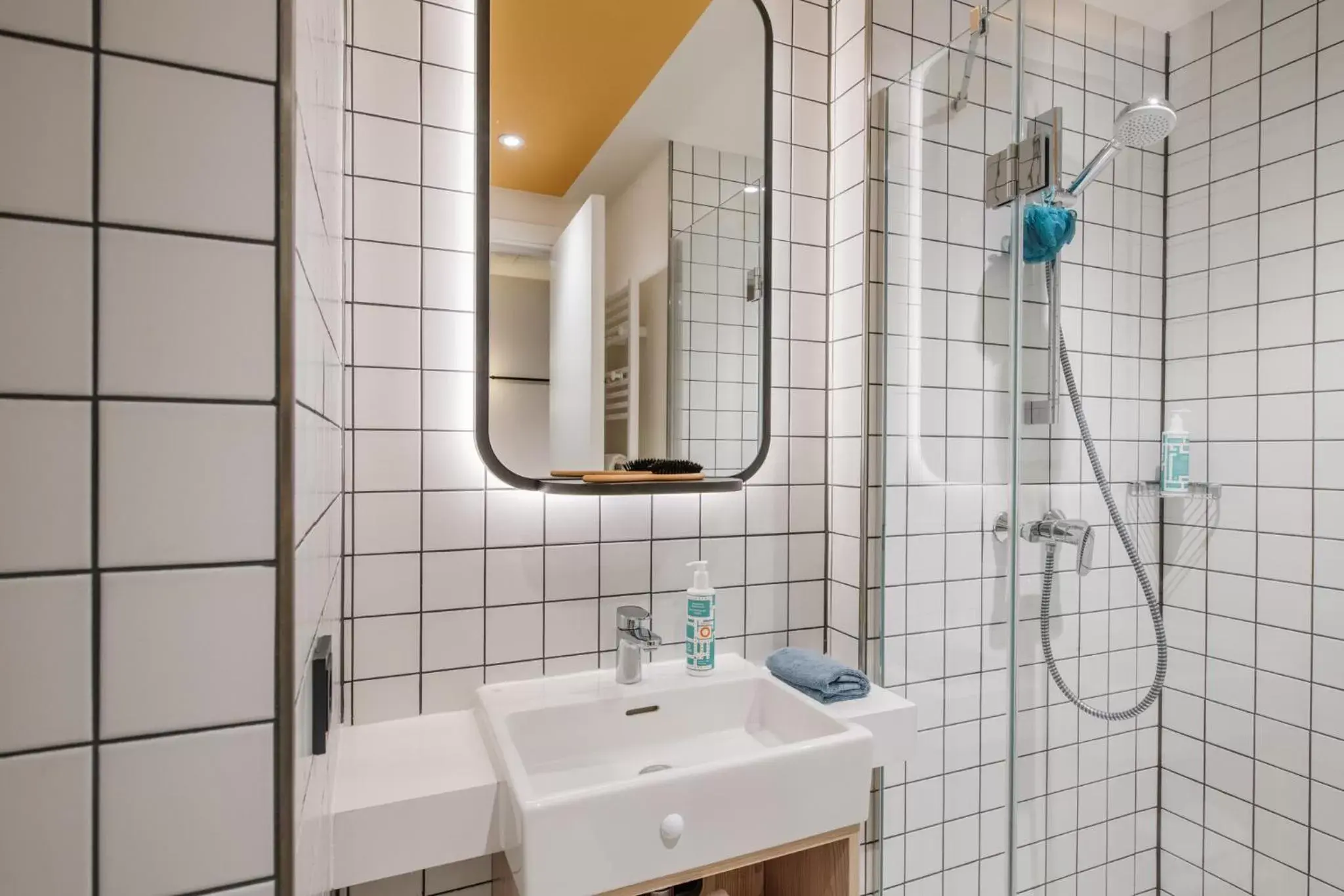 Shower, Bathroom in Aparthotel Adagio access Hamburg