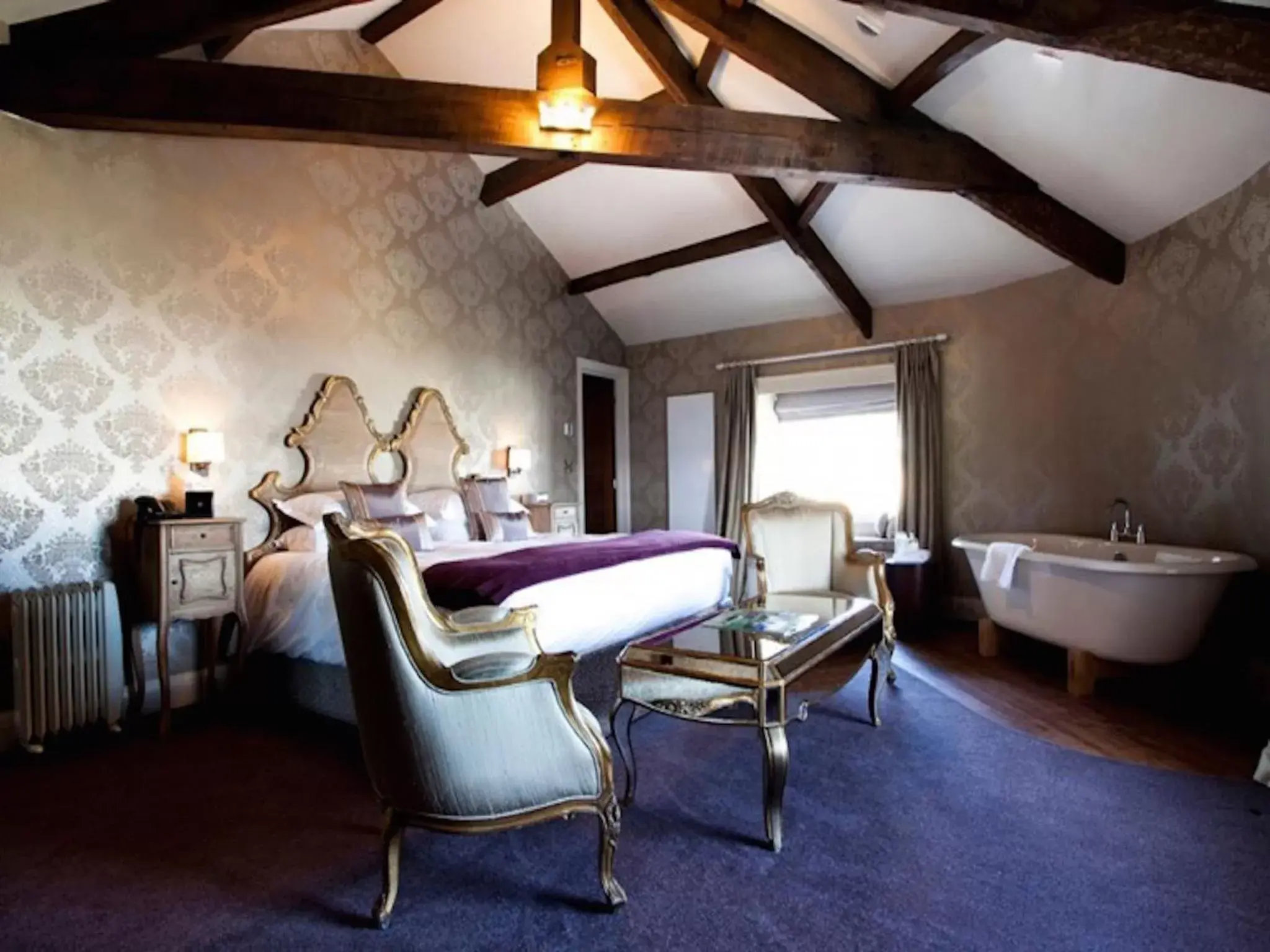 Bathroom, Bed in The Royal Hotel