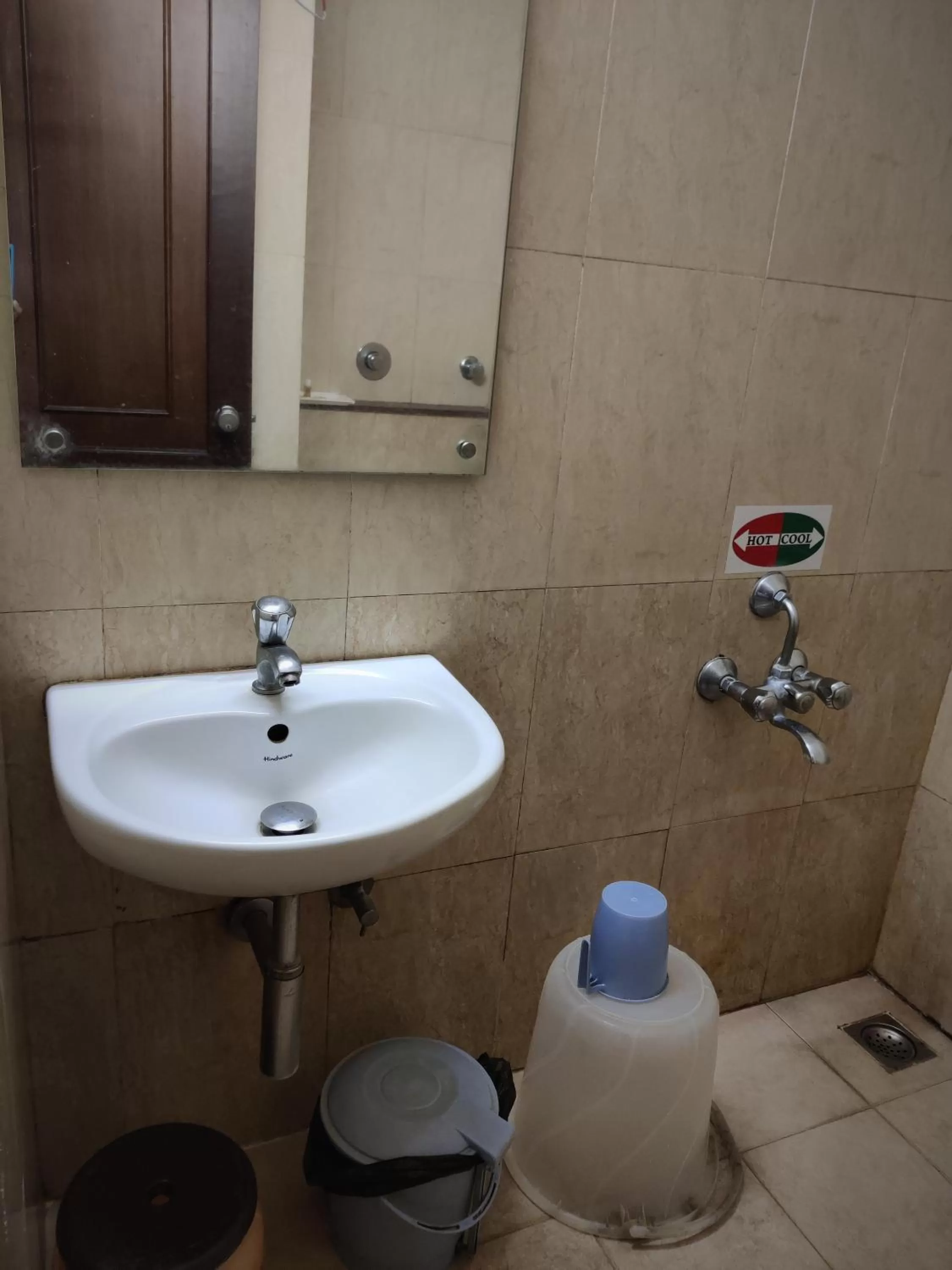 Bathroom in Metro Plaza Hotel by RAK Rooms, Mangaluru
