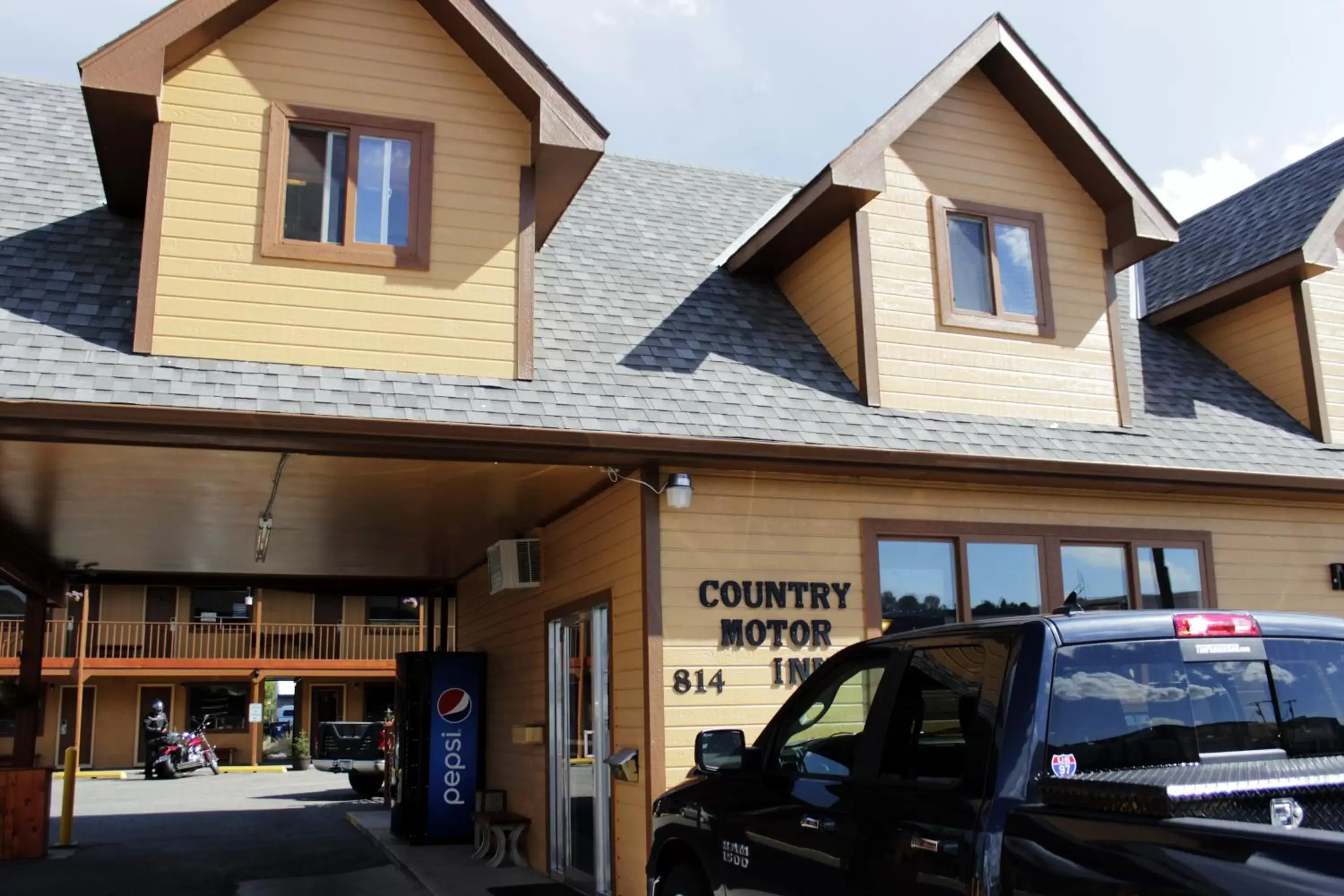 Street view, Facade/Entrance in Country Motor Inn