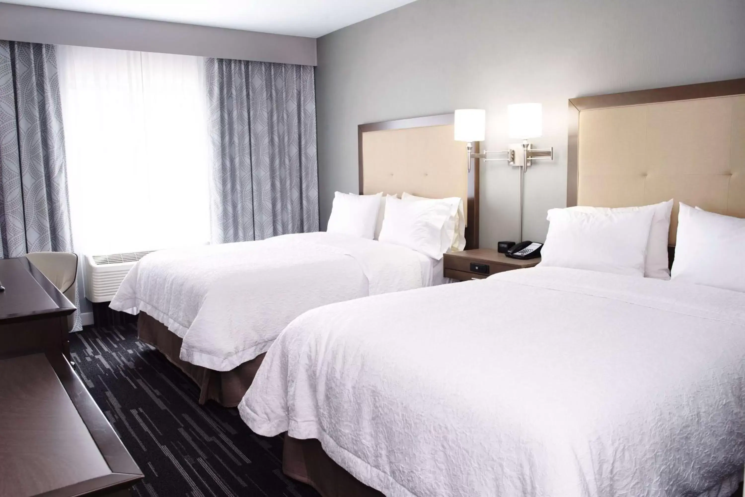 Bed in Hampton Inn By Hilton - Suites Des Moines-Urbandale IA
