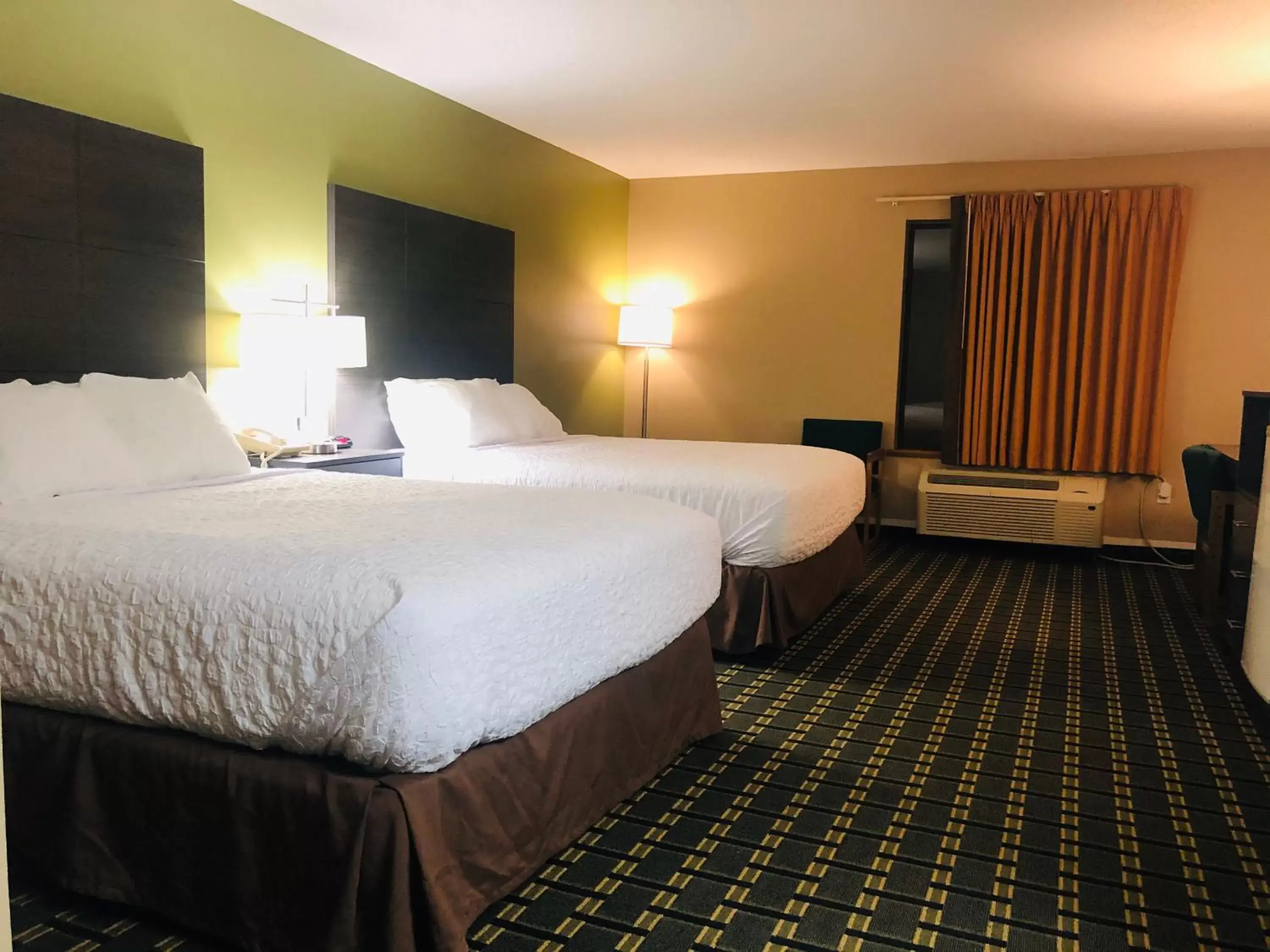 Photo of the whole room, Bed in Boarders Inn & Suites by Cobblestone Hotels Columbus