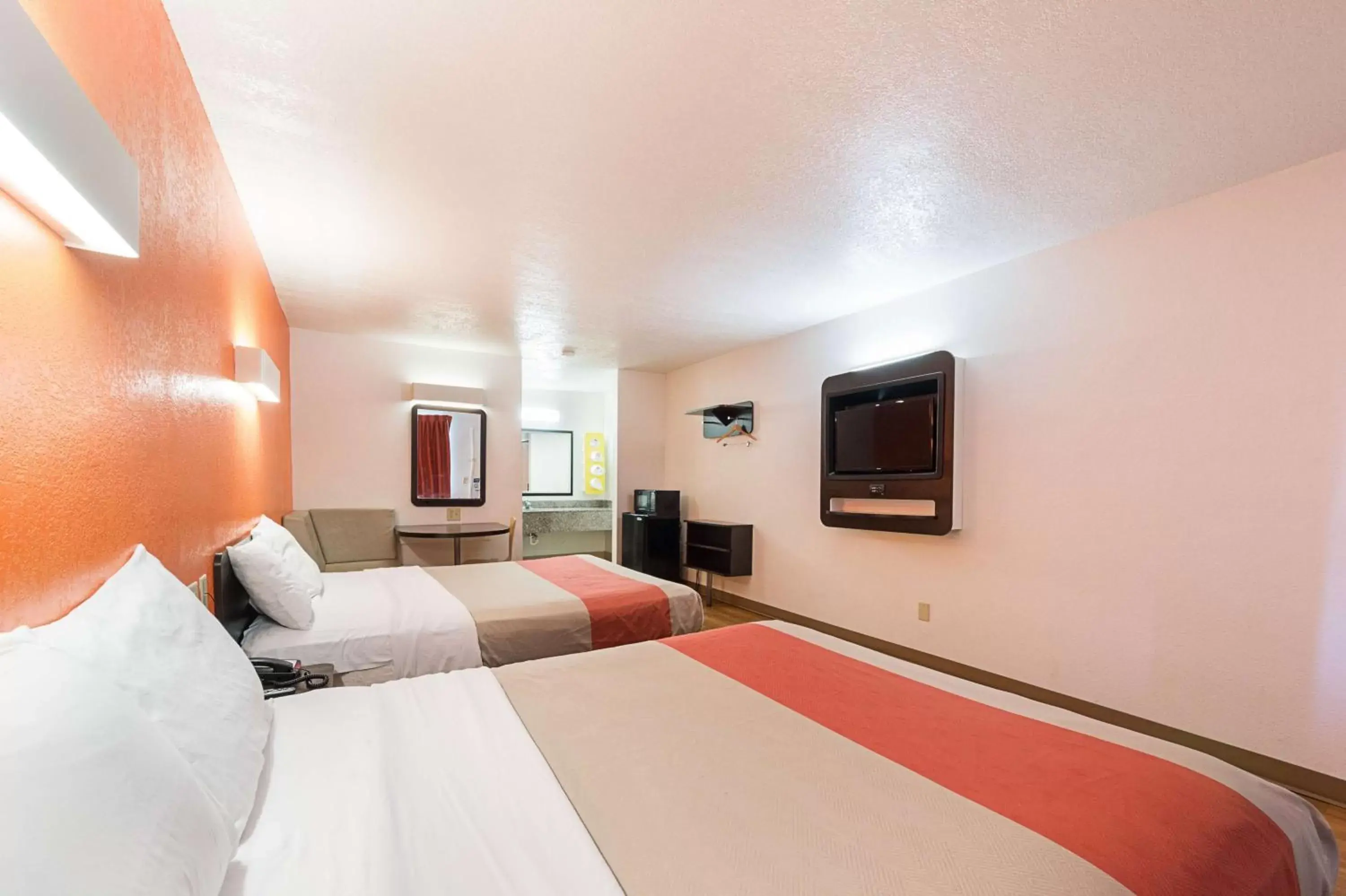 TV and multimedia, Bed in Motel 6-San Antonio, TX - Fiesta Trails