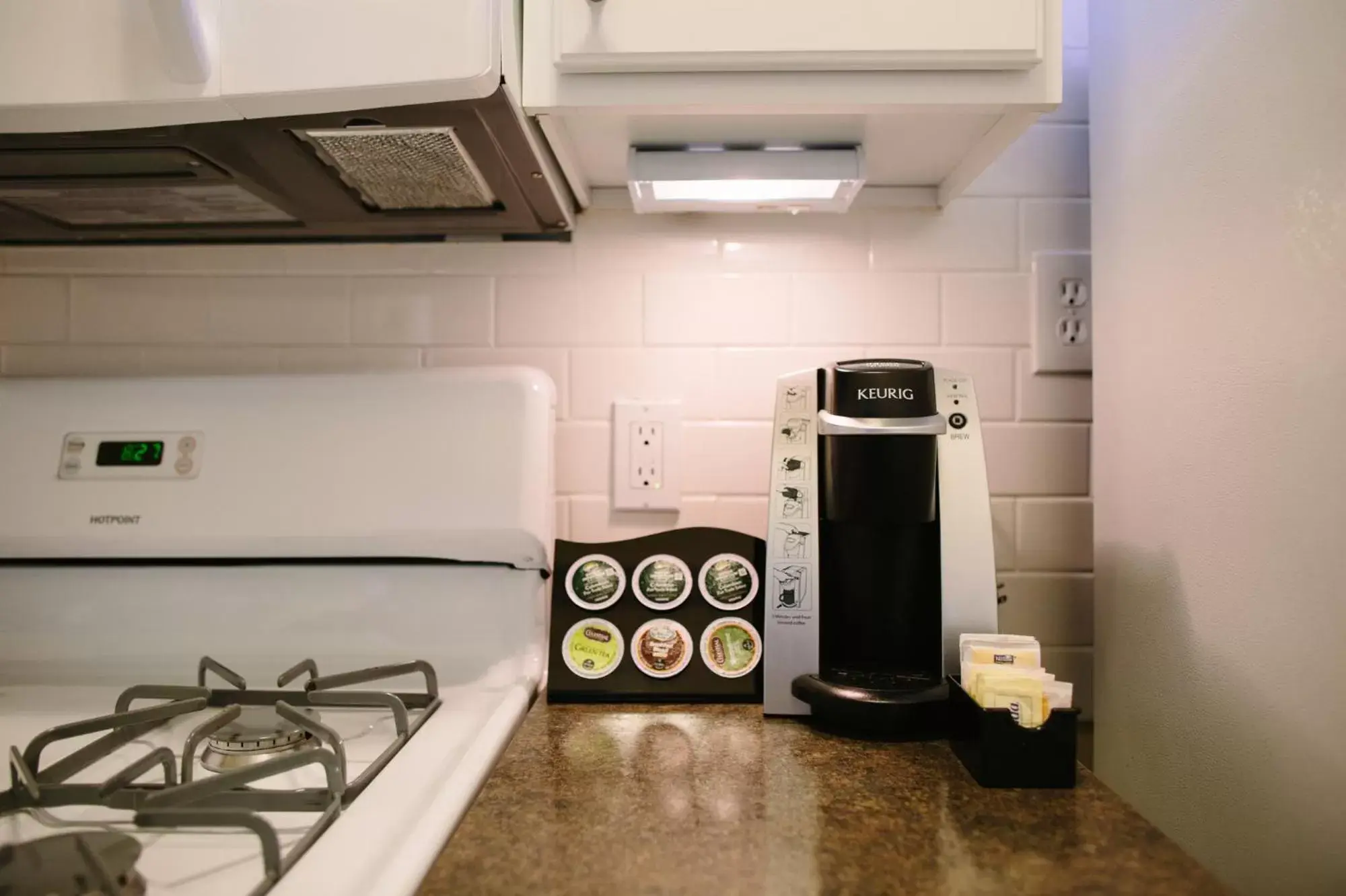 Coffee/tea facilities, Kitchen/Kitchenette in The Plaza Hotel - Milwaukee