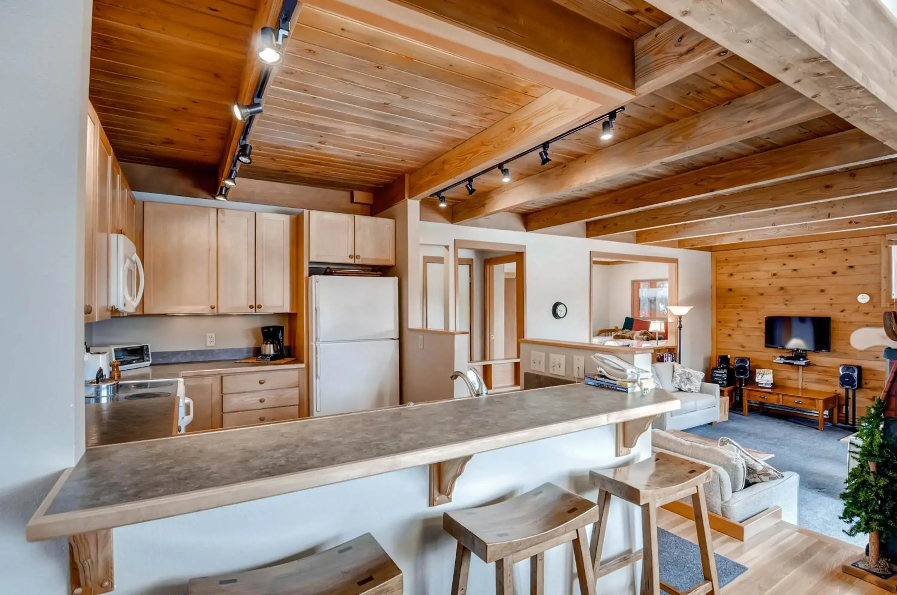 Kitchen or kitchenette, Lounge/Bar in Aspen Ridge Condominiums by Keystone Resort