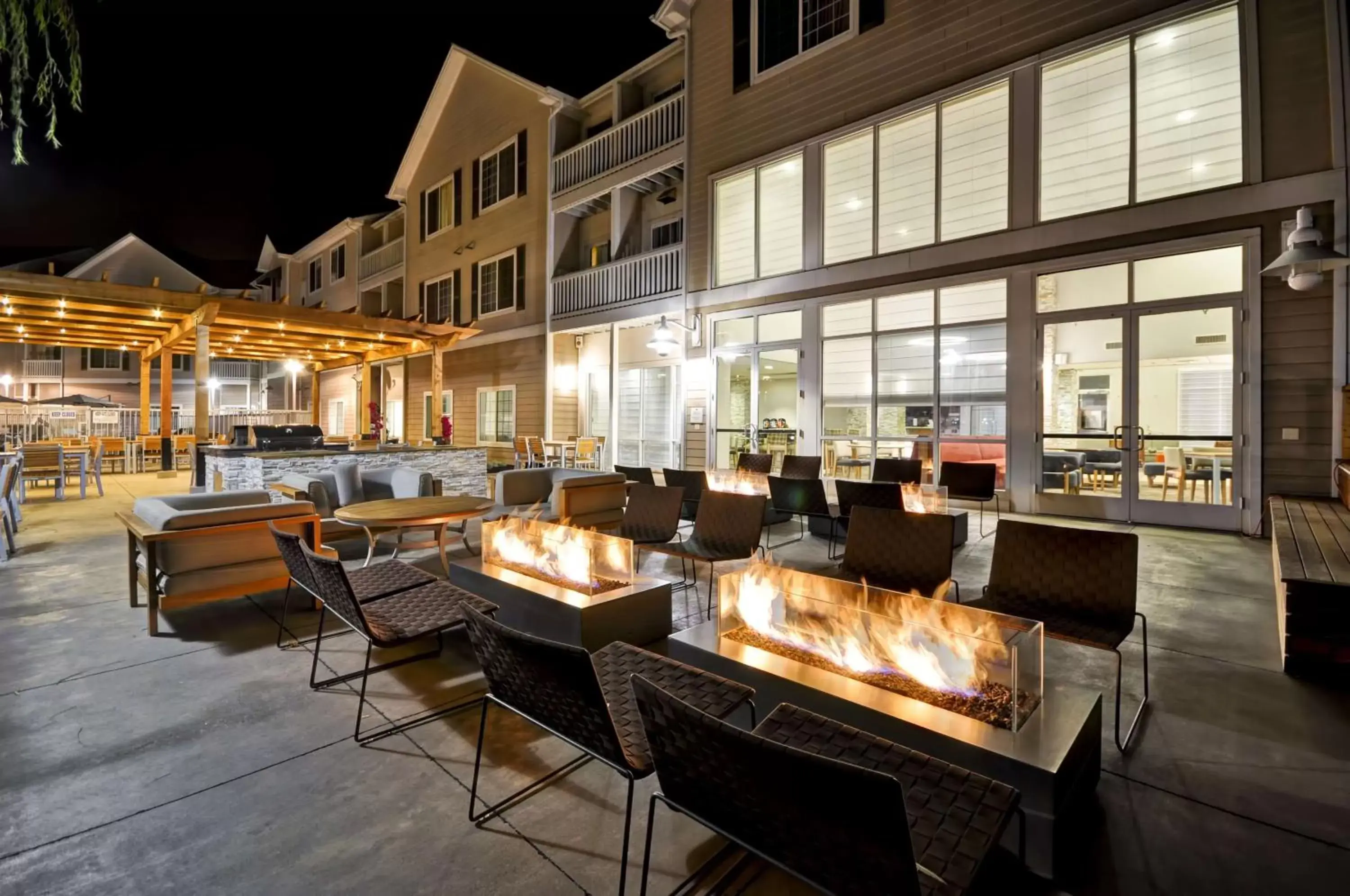 Inner courtyard view, Restaurant/Places to Eat in Homewood Suites by Hilton - Oakland Waterfront