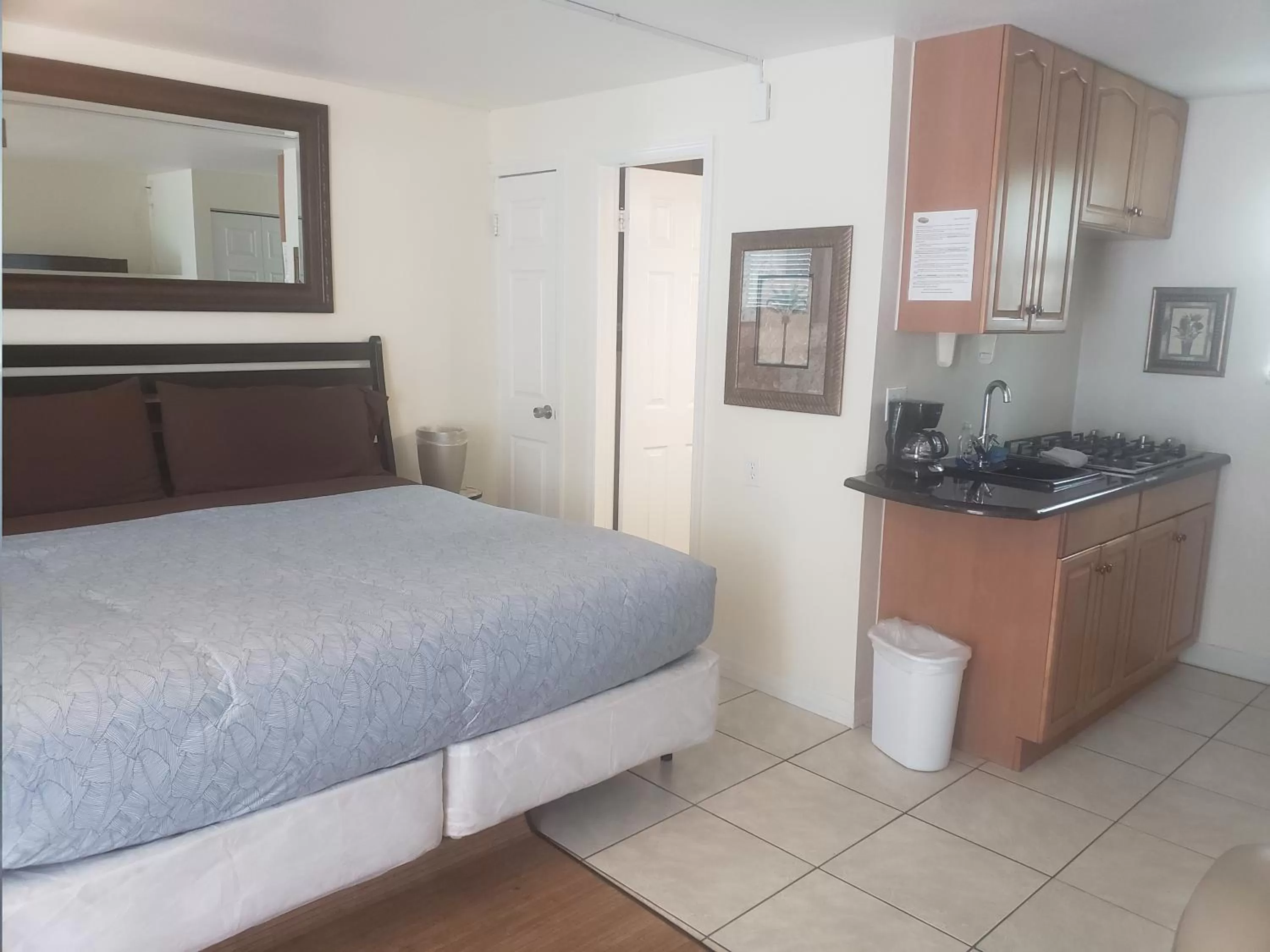 Deluxe King Studio in Camelot Beach Suites