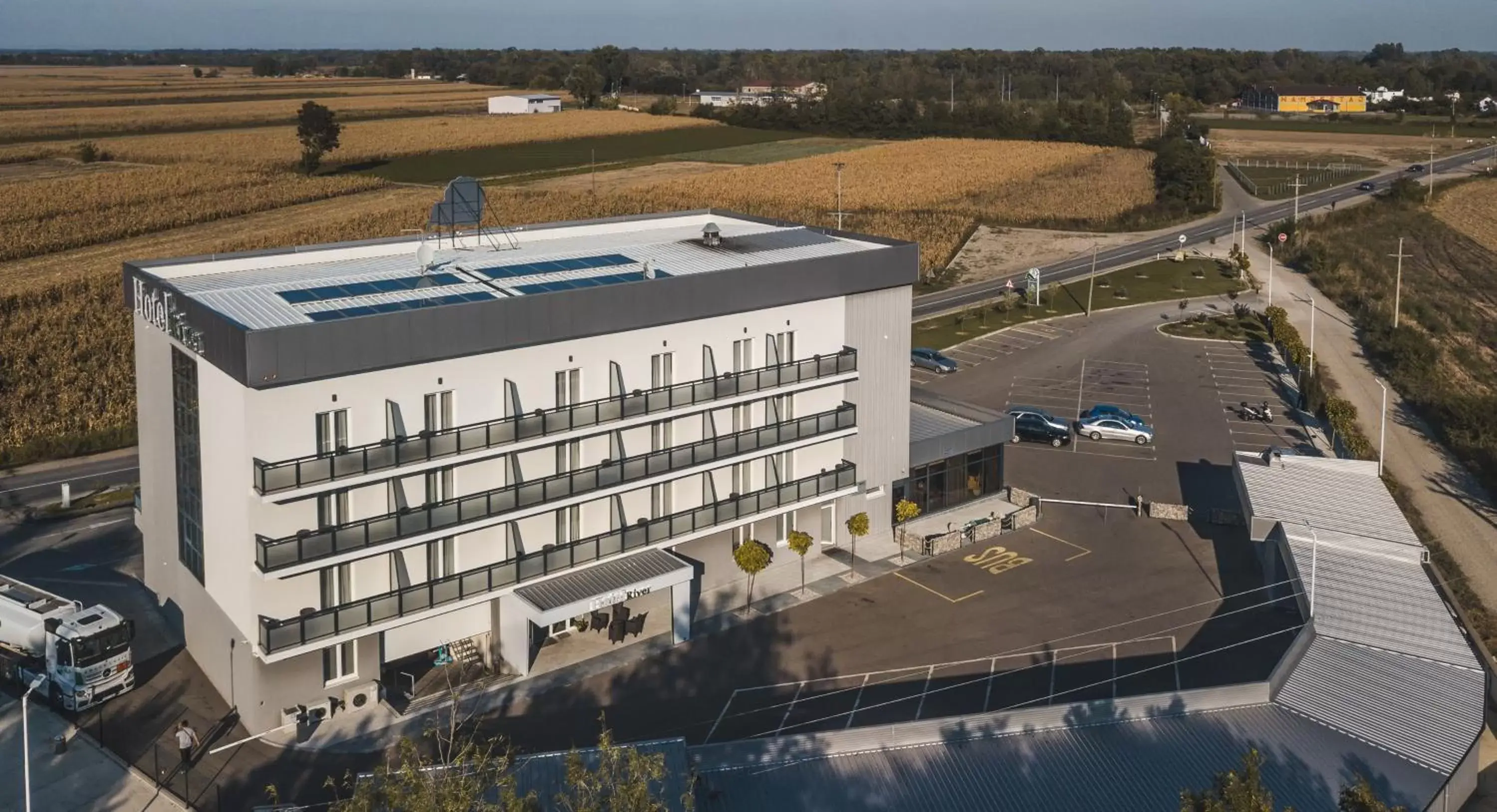 Bird's eye view, Bird's-eye View in Hotel River