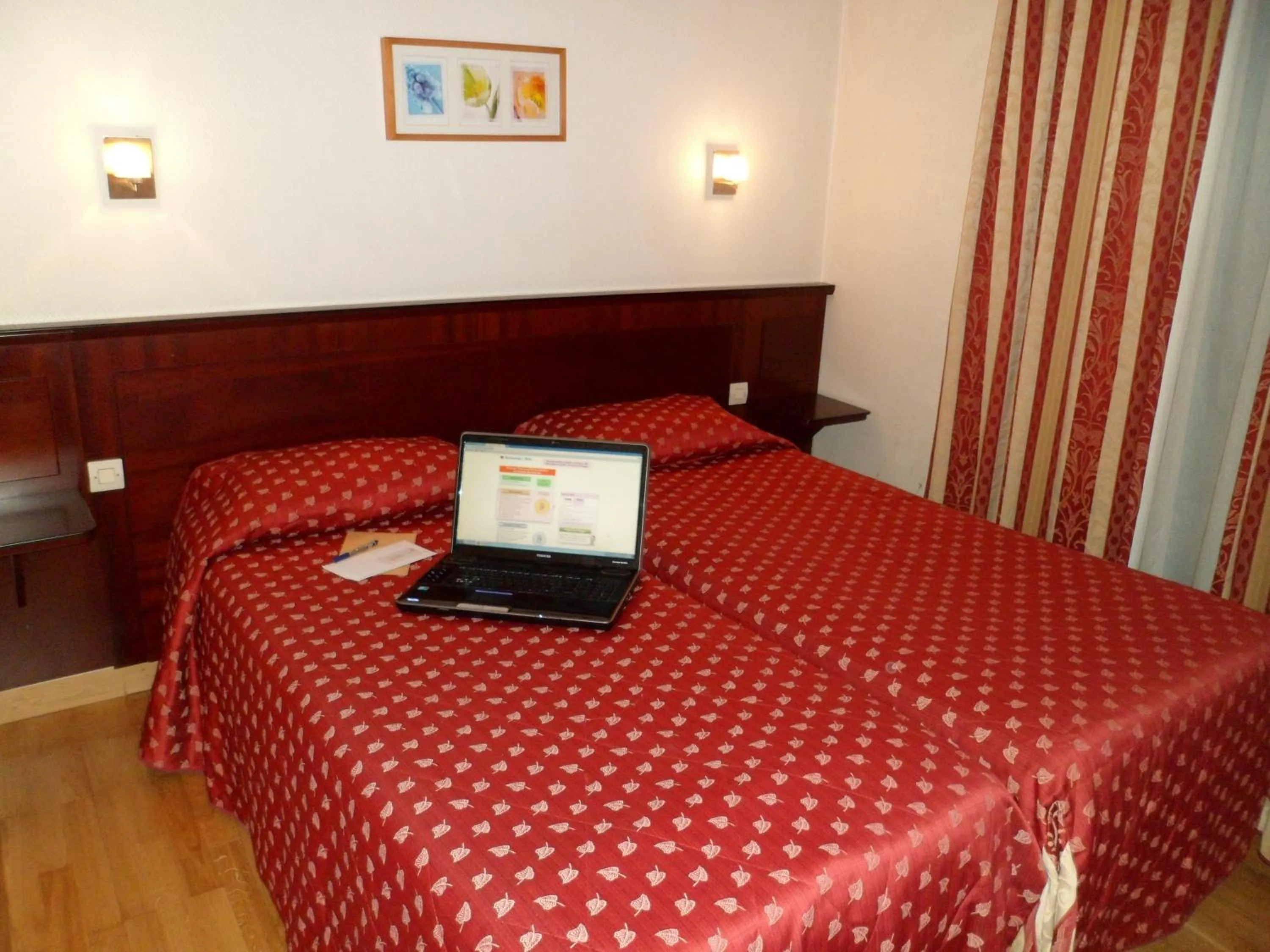 Bed in Hôtel De Paris Opera