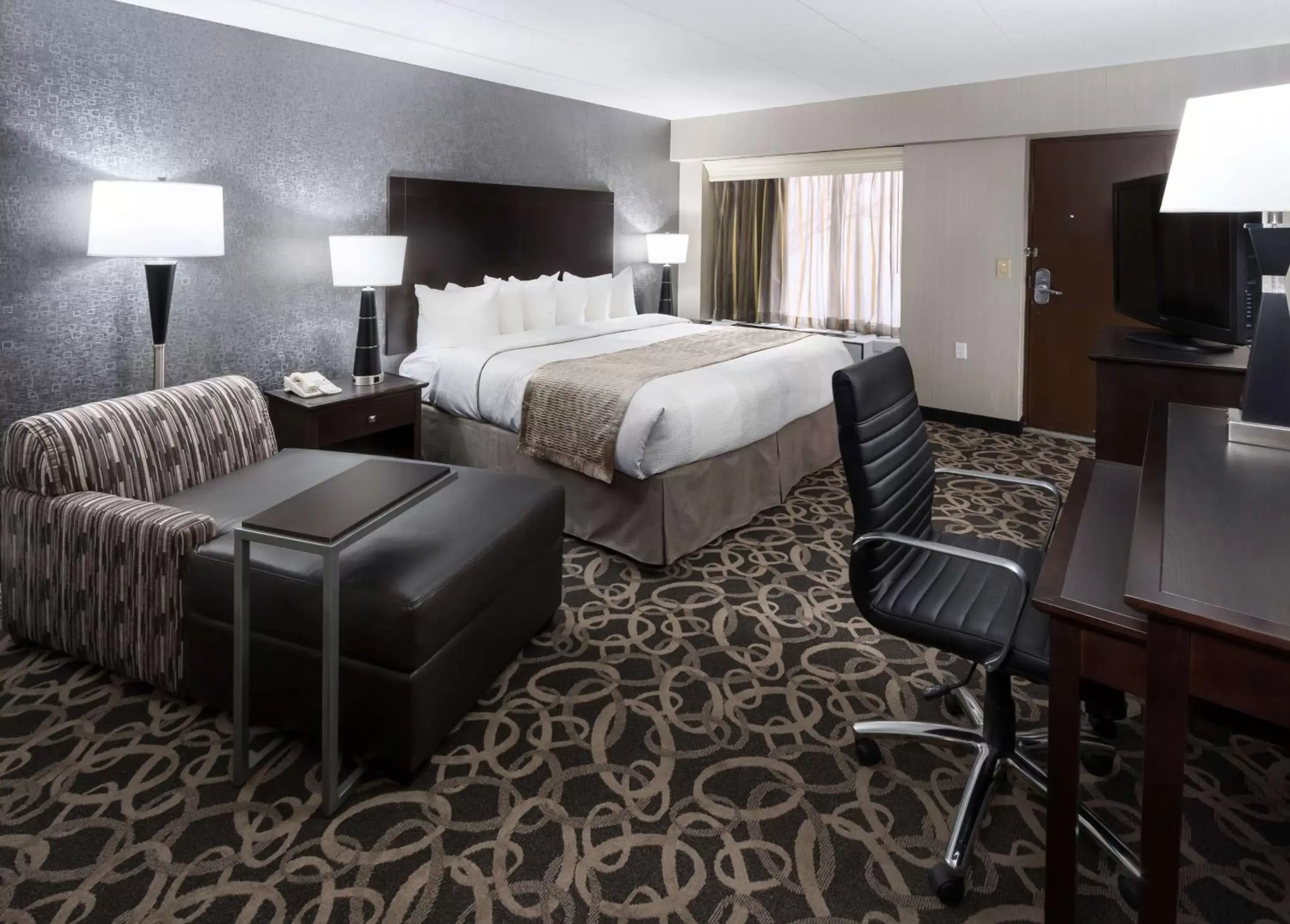 Photo of the whole room, Seating Area in Best Western Ramkota Hotel Aberdeen