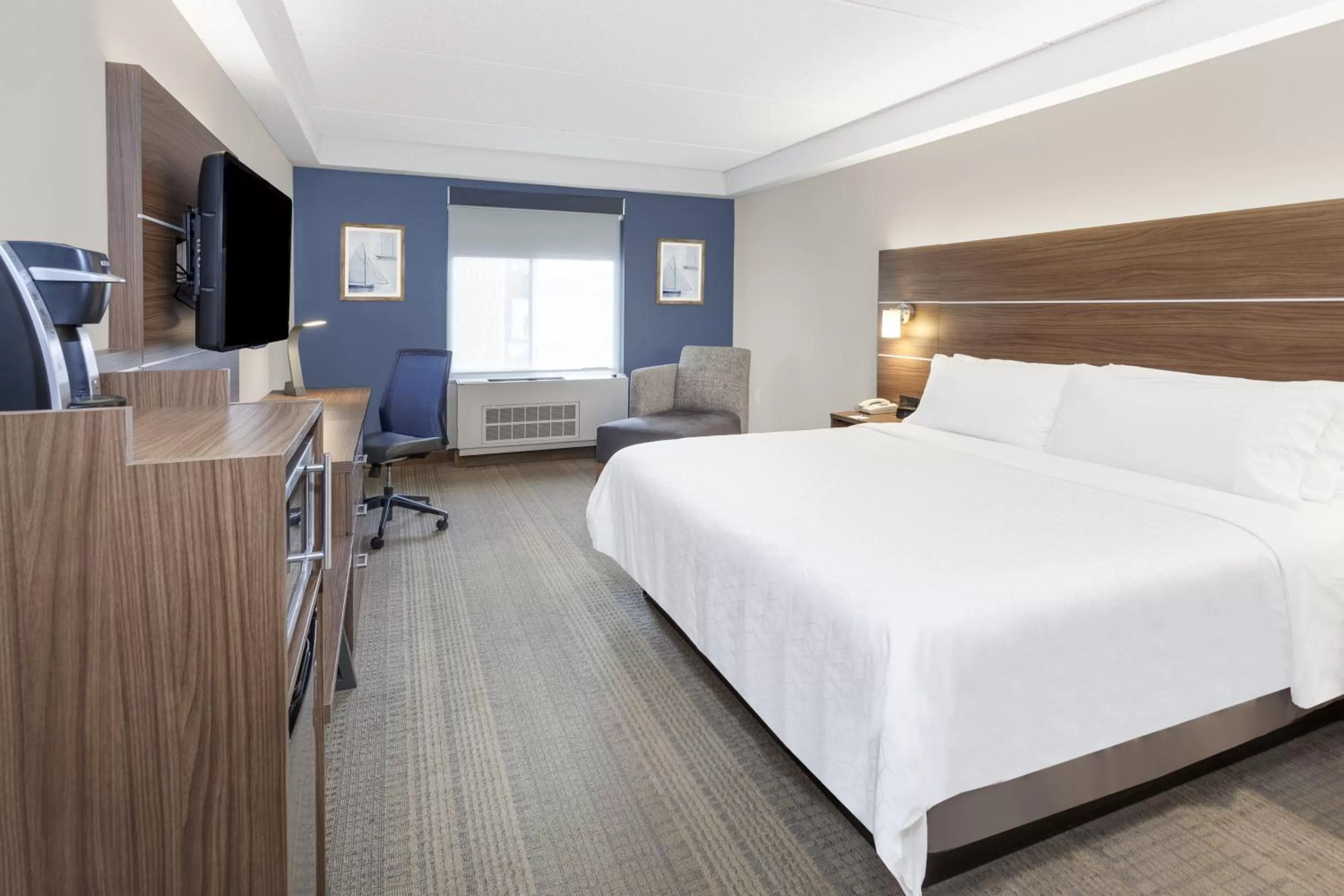 Photo of the whole room, Bed in Holiday Inn Express Hotel & Suites East End by IHG