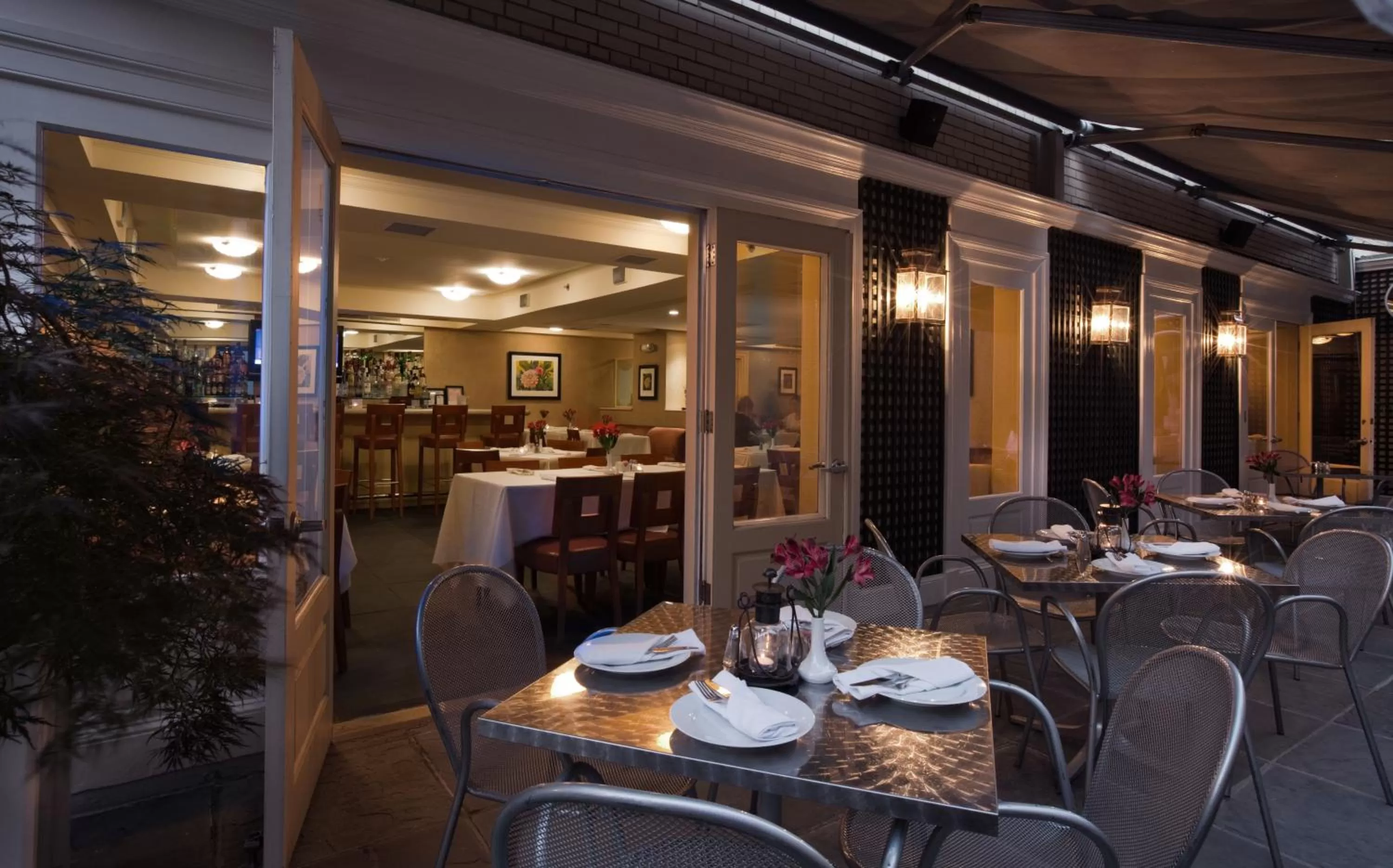 Restaurant/places to eat in State Plaza Hotel