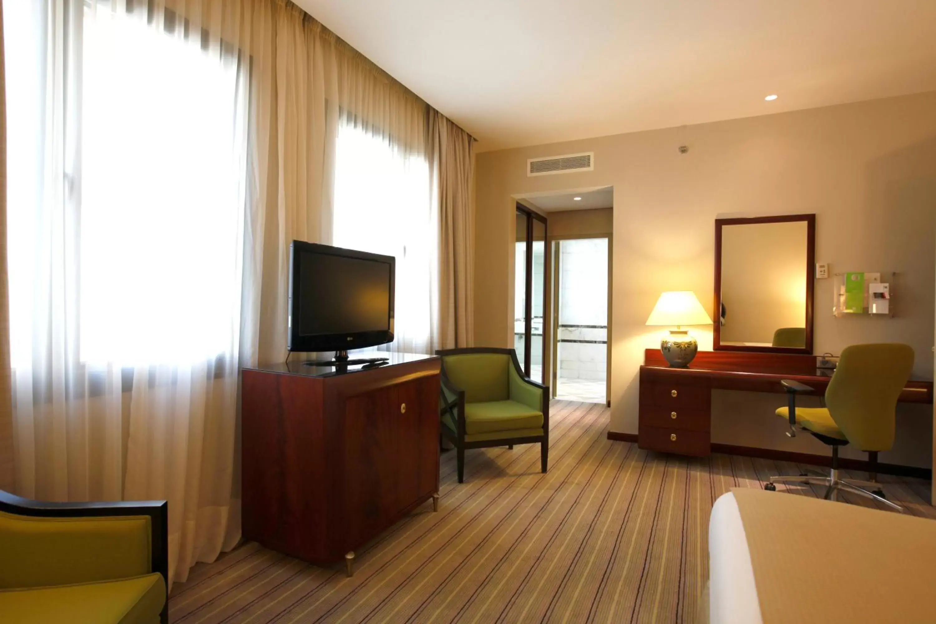 Photo of the whole room, TV/Entertainment Center in Holiday Inn Olaya, an IHG Hotel