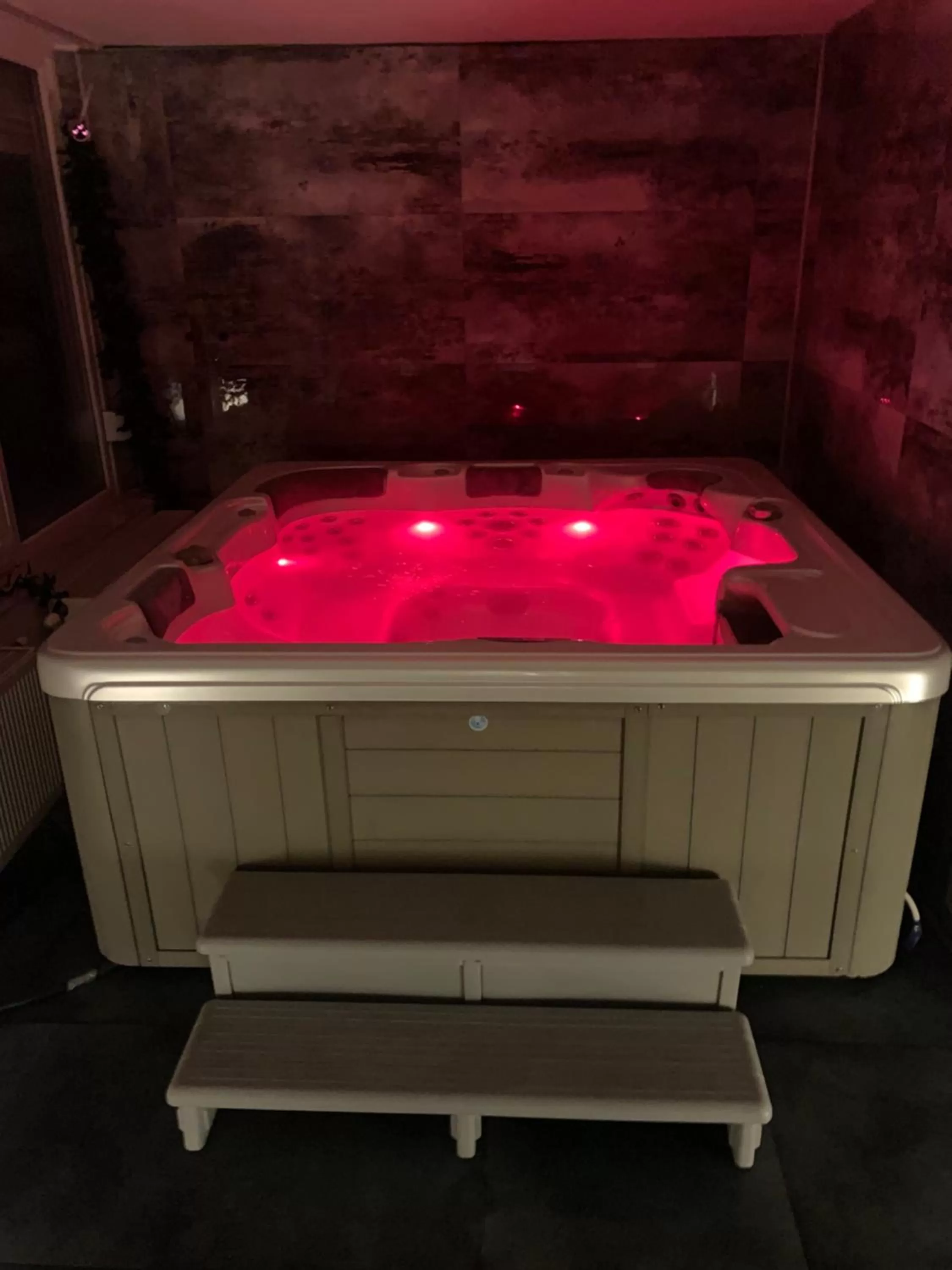 Hot Tub in Várfal Wellness Panzió