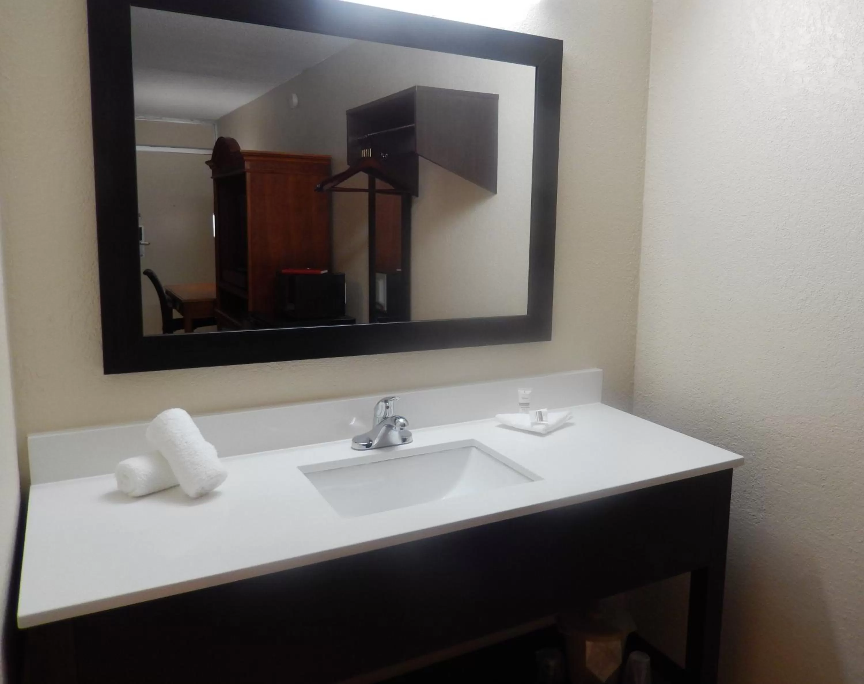 Bathroom in Red Roof Inn Wheelersburg