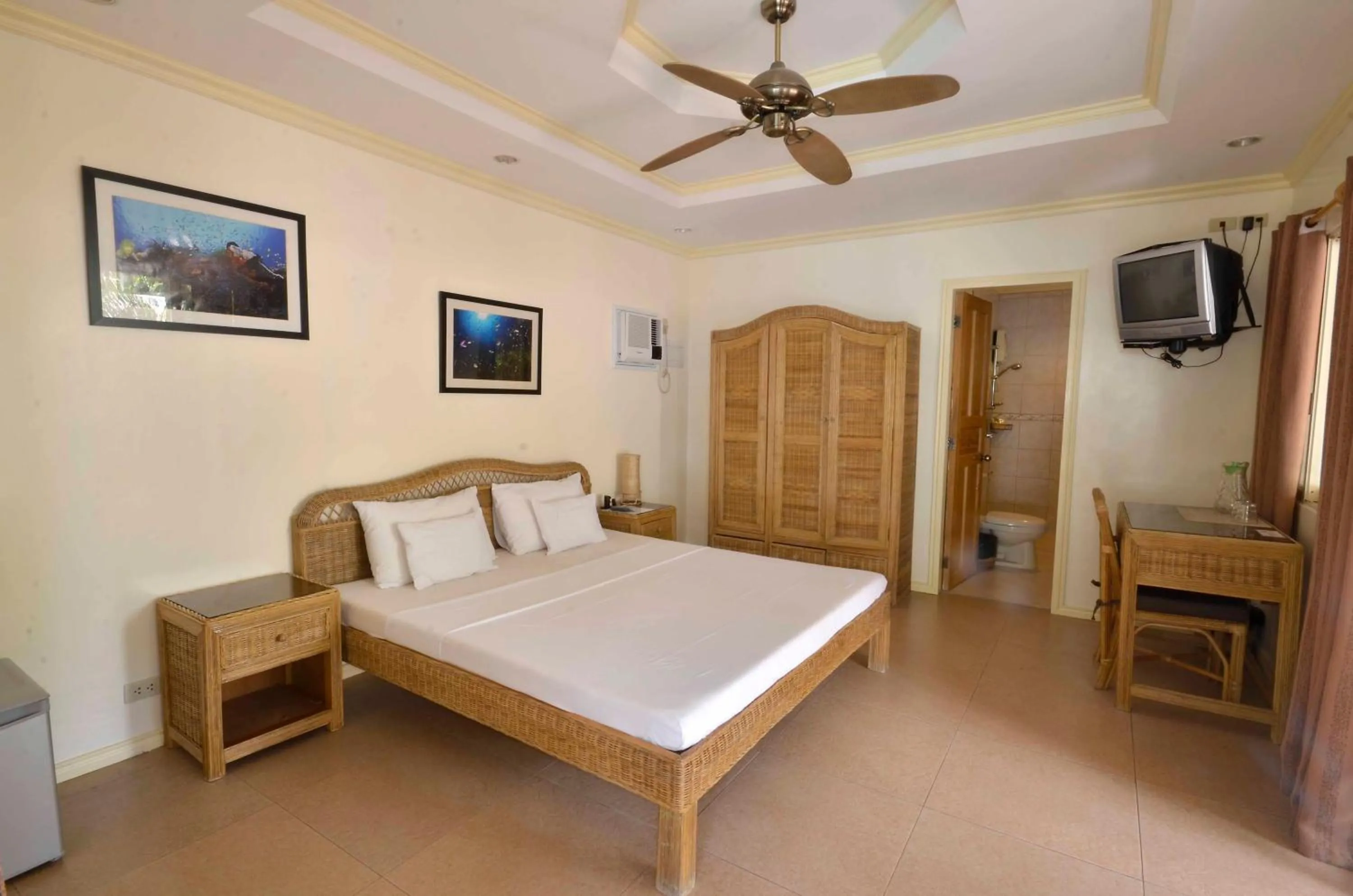 Photo of the whole room, Bed in Mike's Dauin Dive Resort