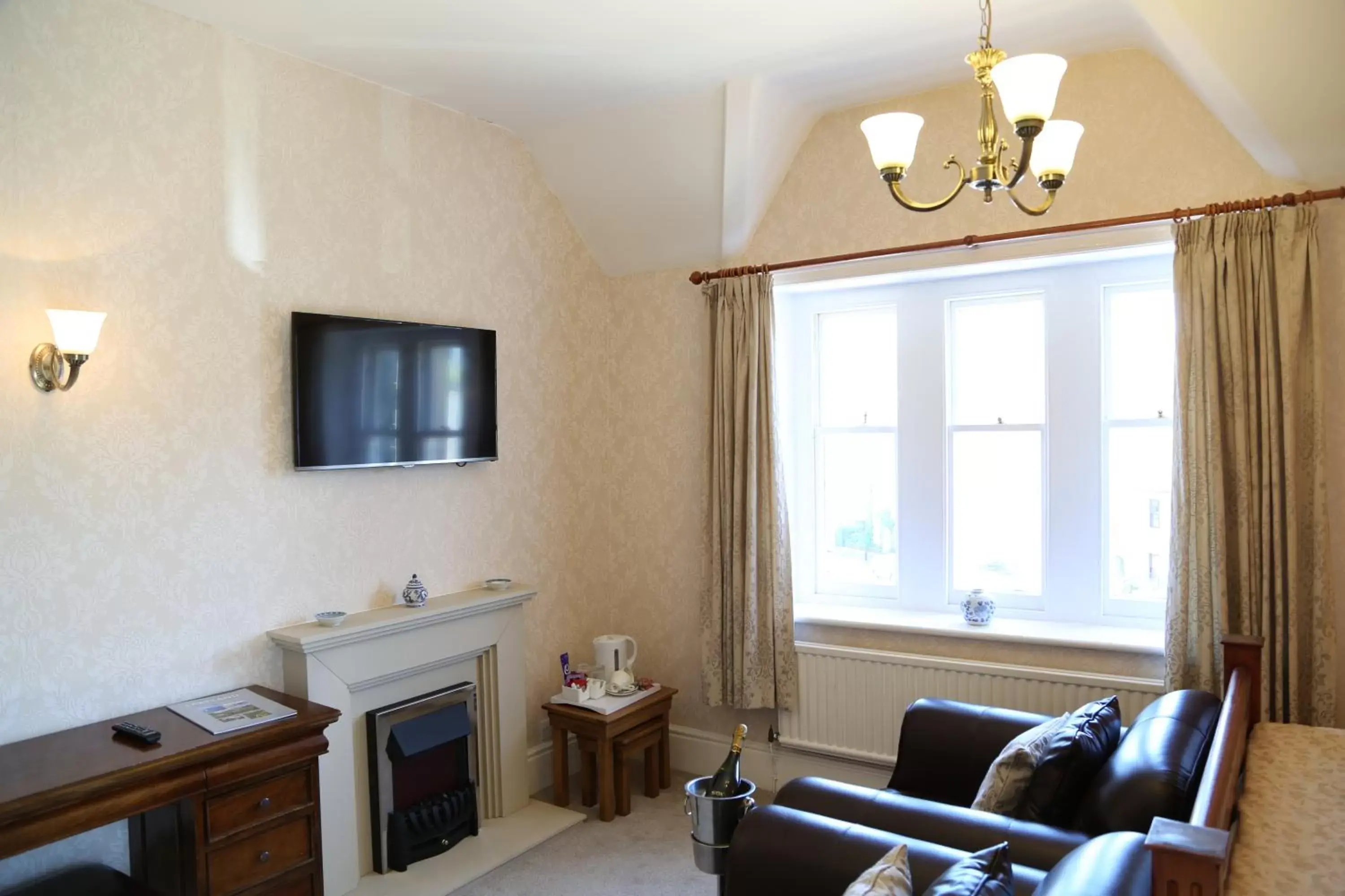 Toilet, TV/Entertainment Center in Keswick Park Hotel