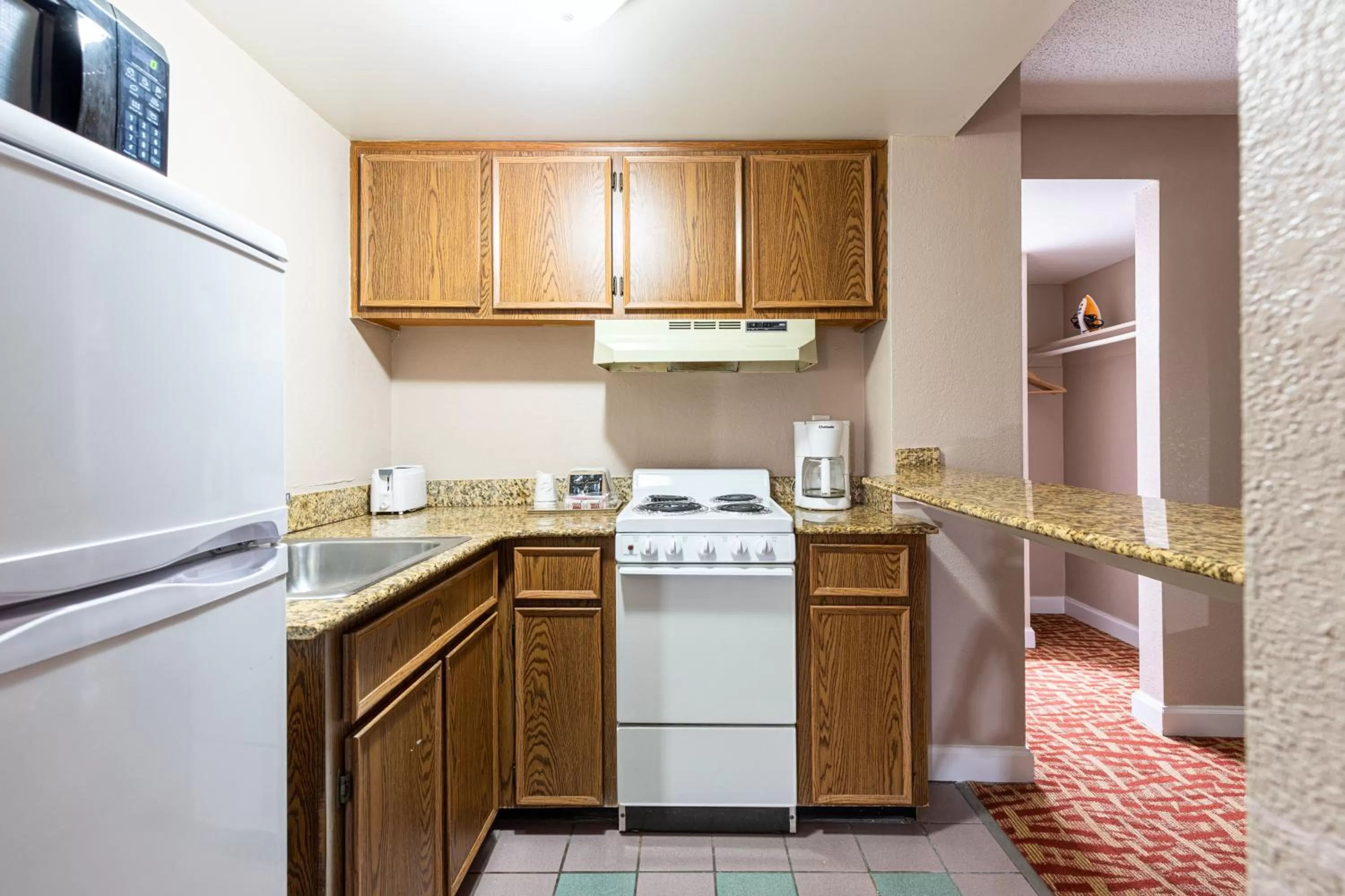 Kitchen or kitchenette in Sundial Inn