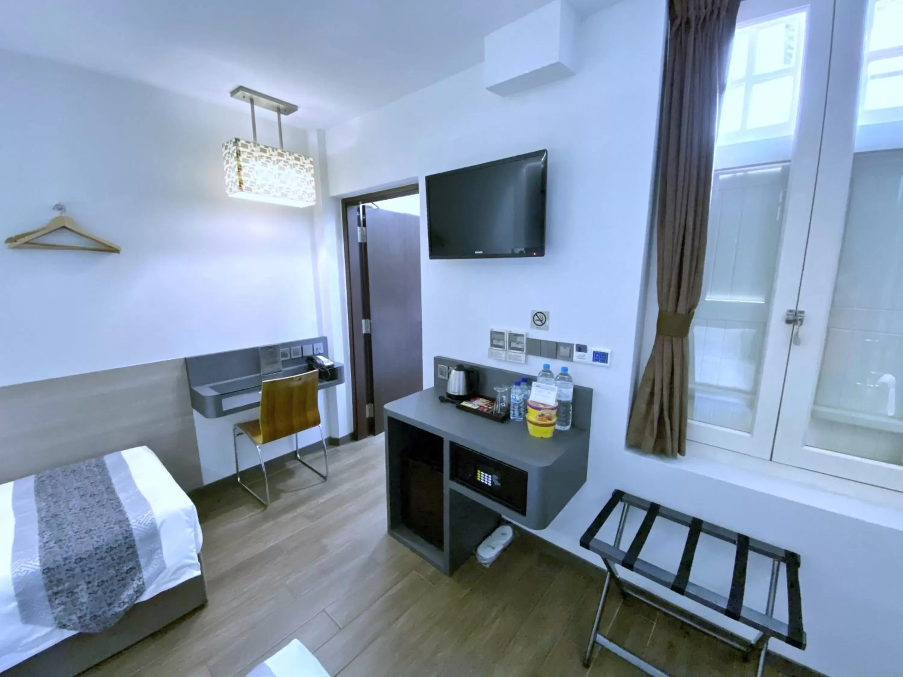 Photo of the whole room, Bed in Bliss Hotel Singapore Photo of the whole room, Bed in Bliss Hotel Singapore