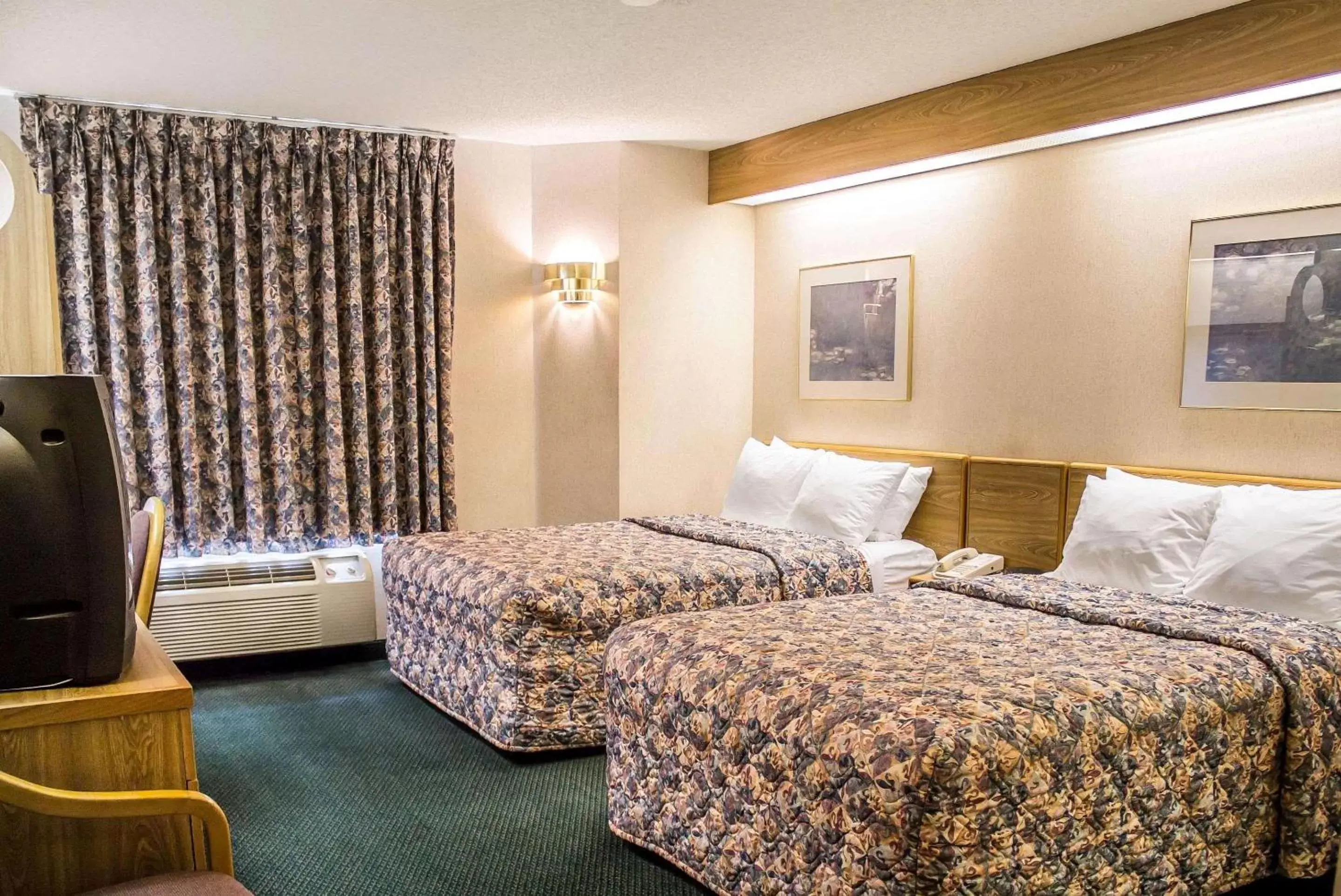 Photo of the whole room, Bed in Rodeway Inn Abbotsford