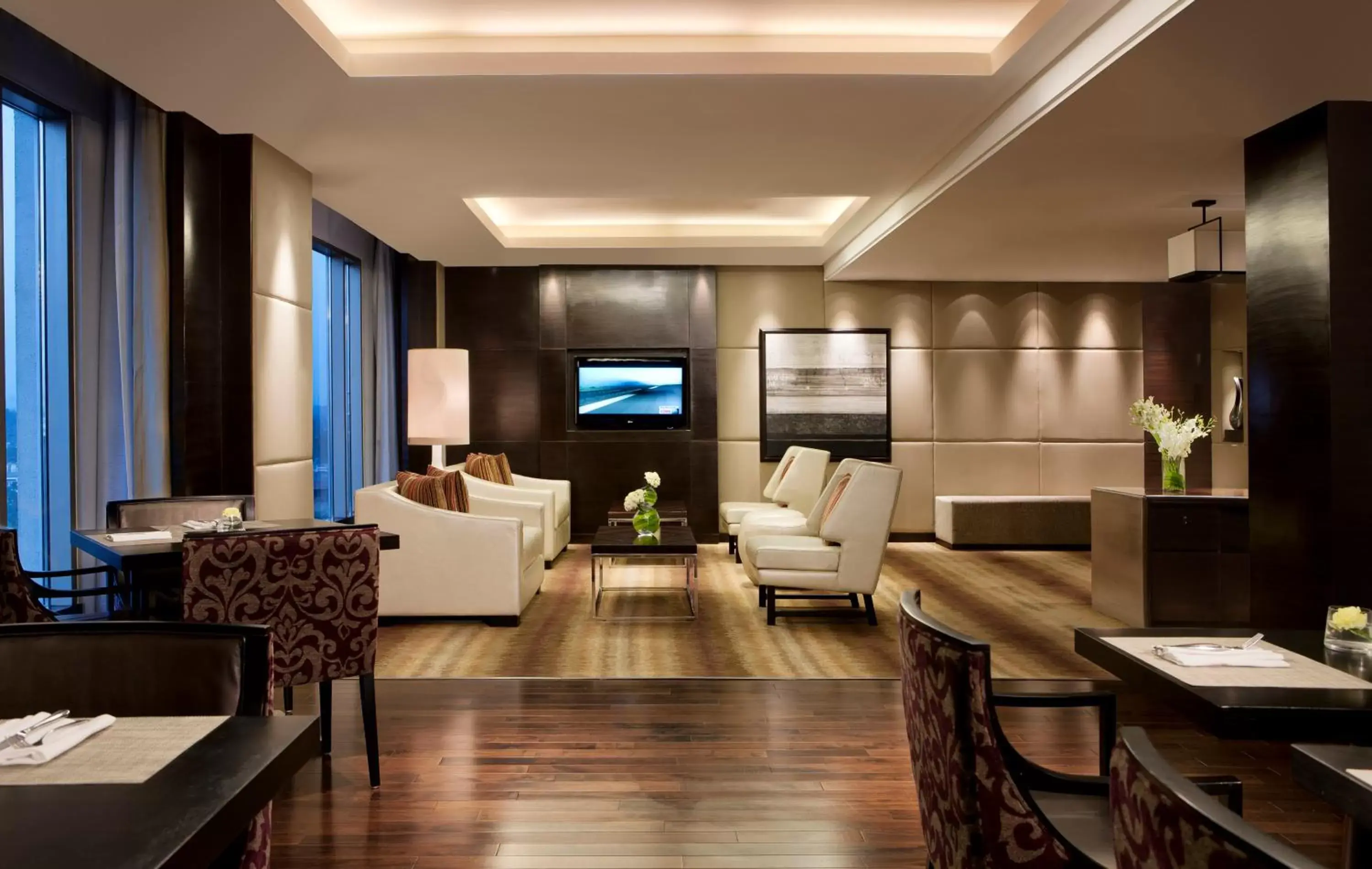 Communal lounge/ TV room, Seating Area in JW Marriott Hotel Chandigarh