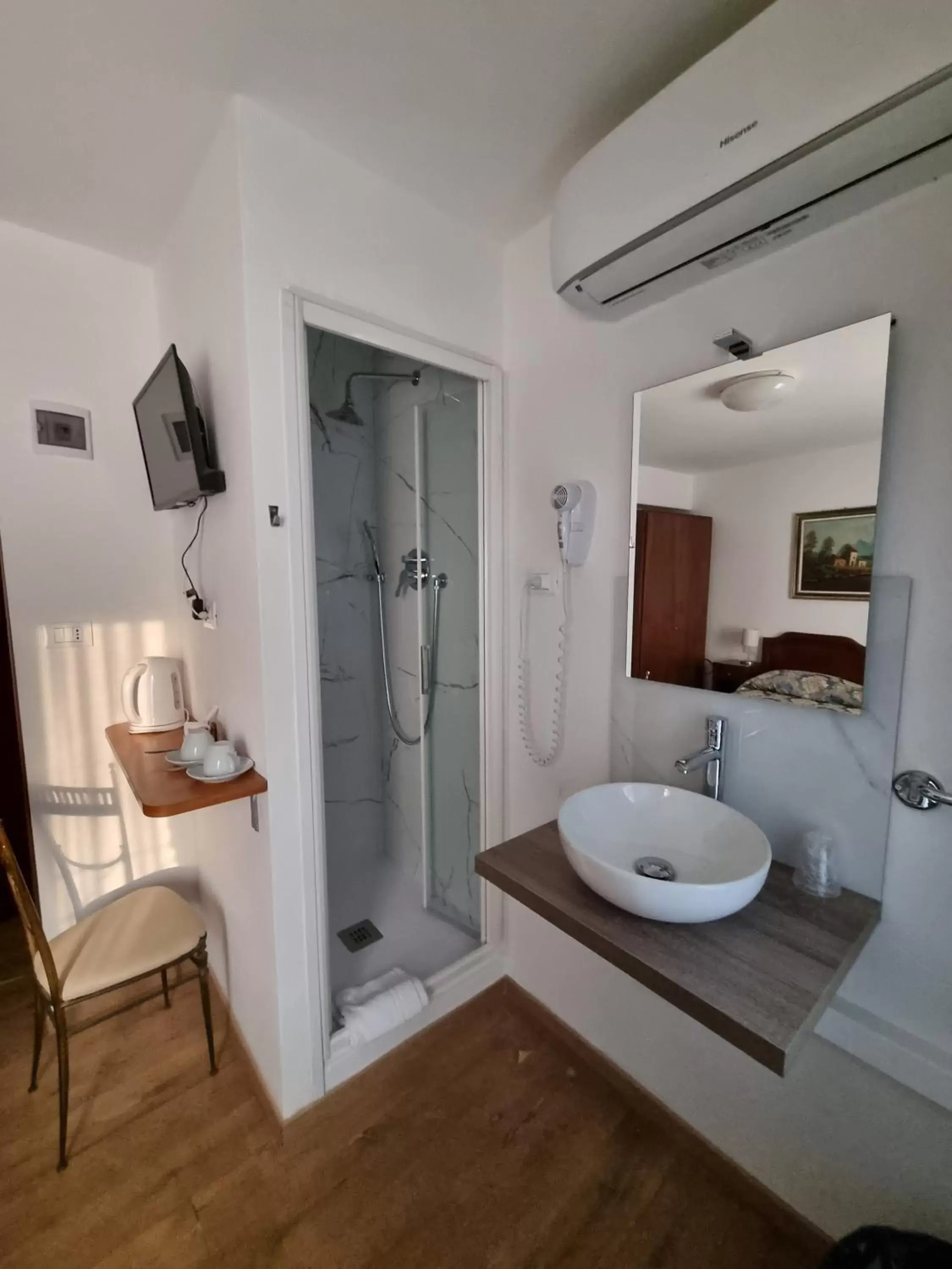 Shower, Bathroom in Albergo Casa Peron