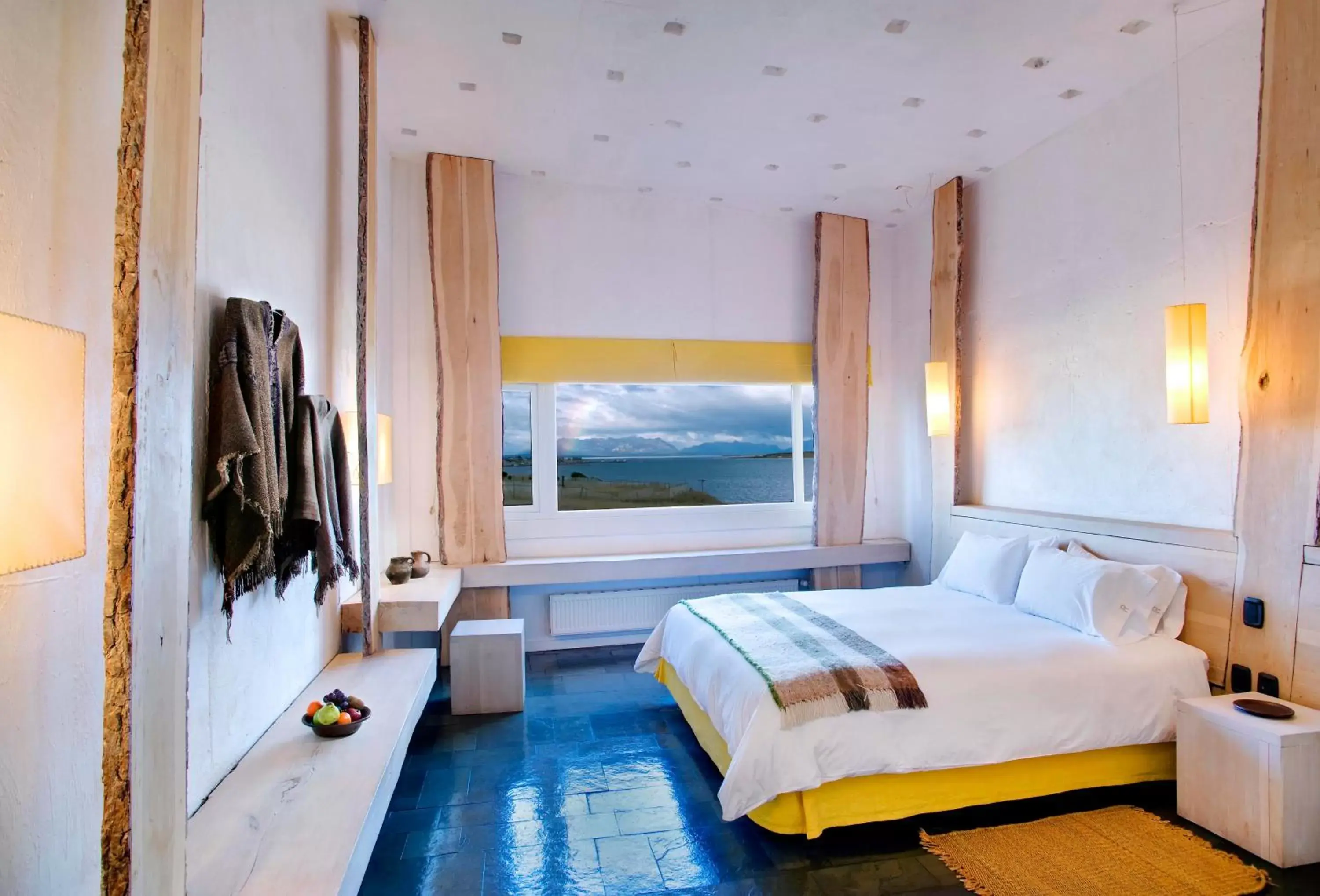 Photo of the whole room, Bed in Remota