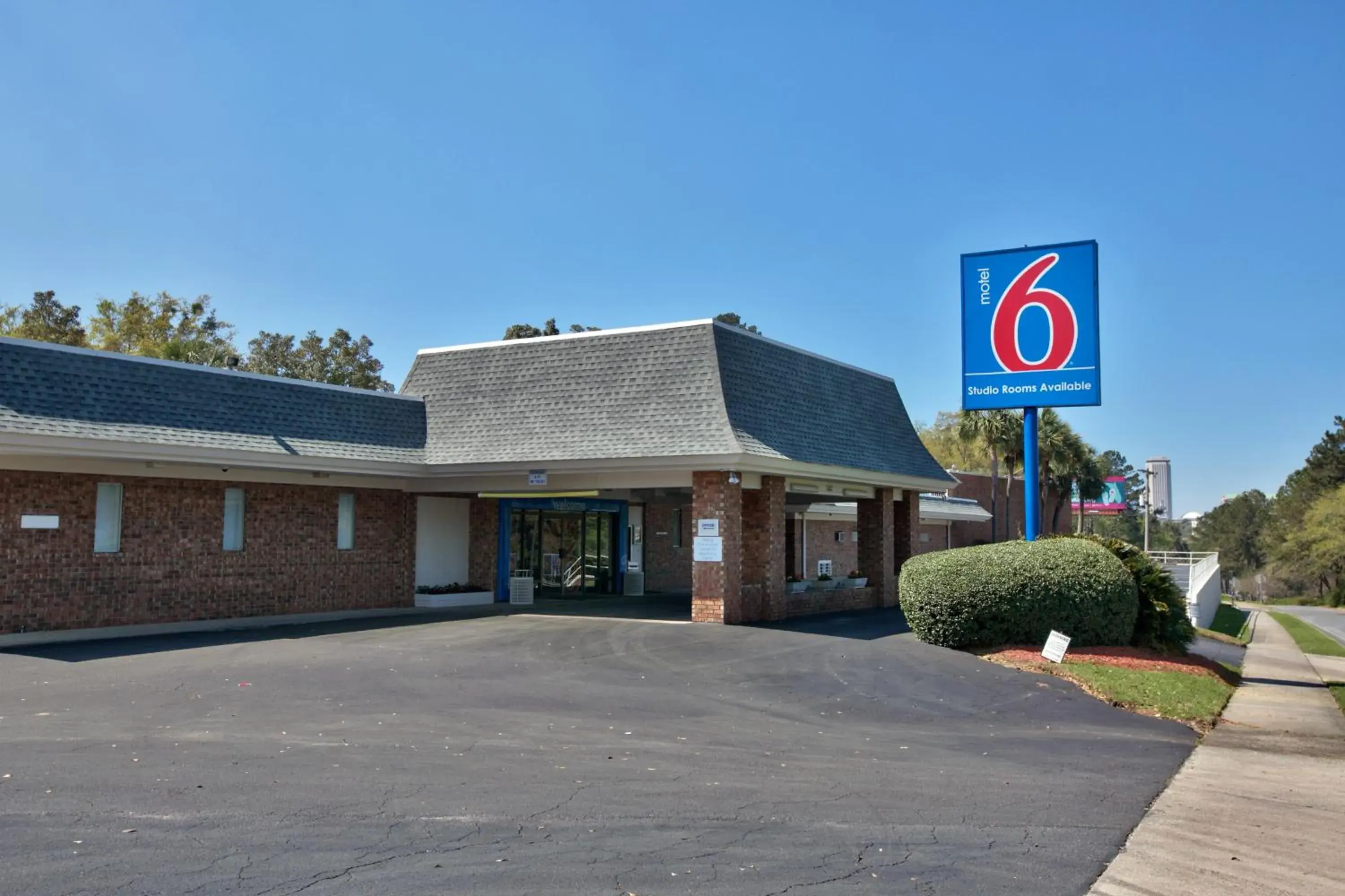 Facade/entrance, Property Building in Motel 6-Tallahassee, FL - Downtown