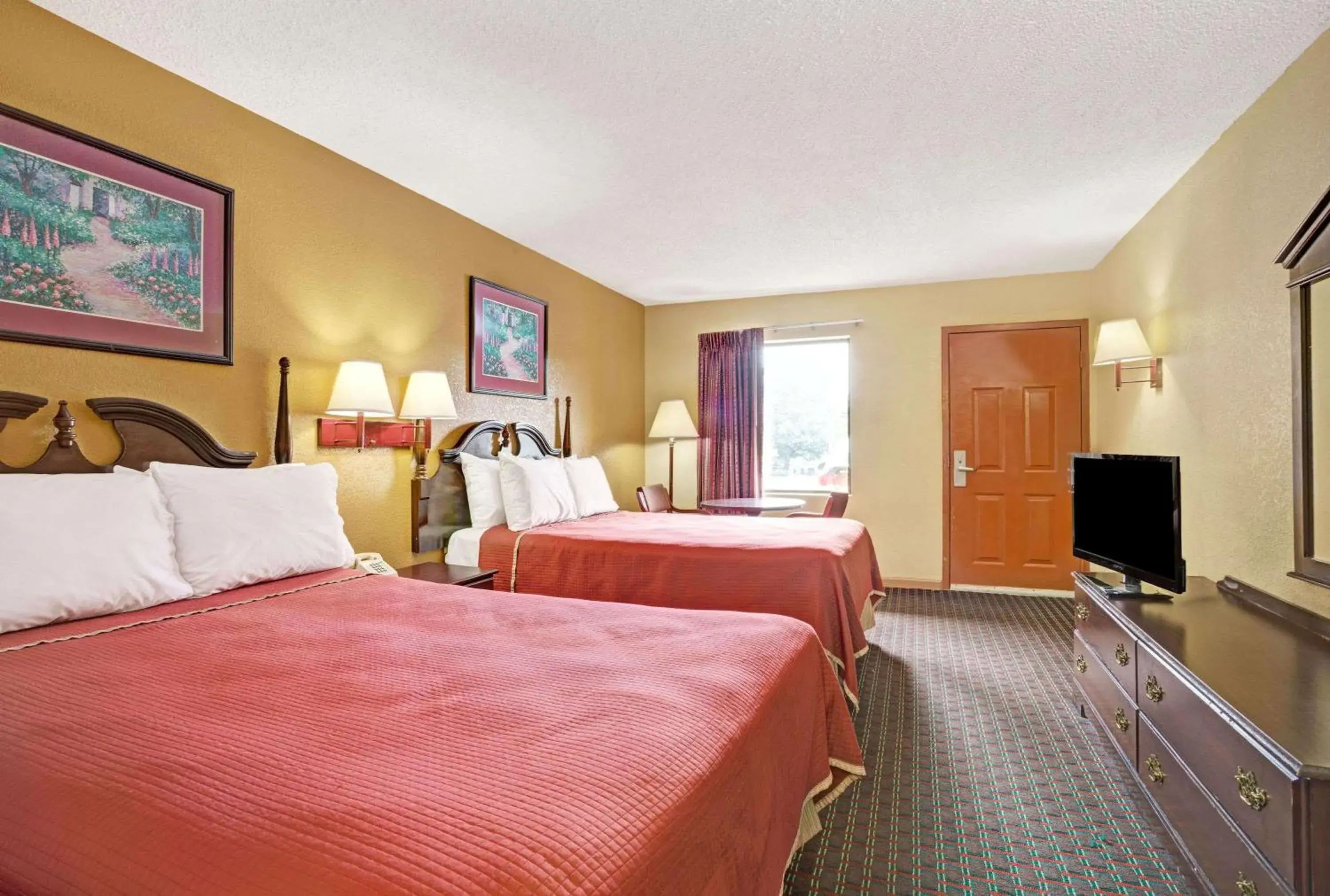 Photo of the whole room, Bed in Travelodge by Wyndham Forest Park Atlanta South