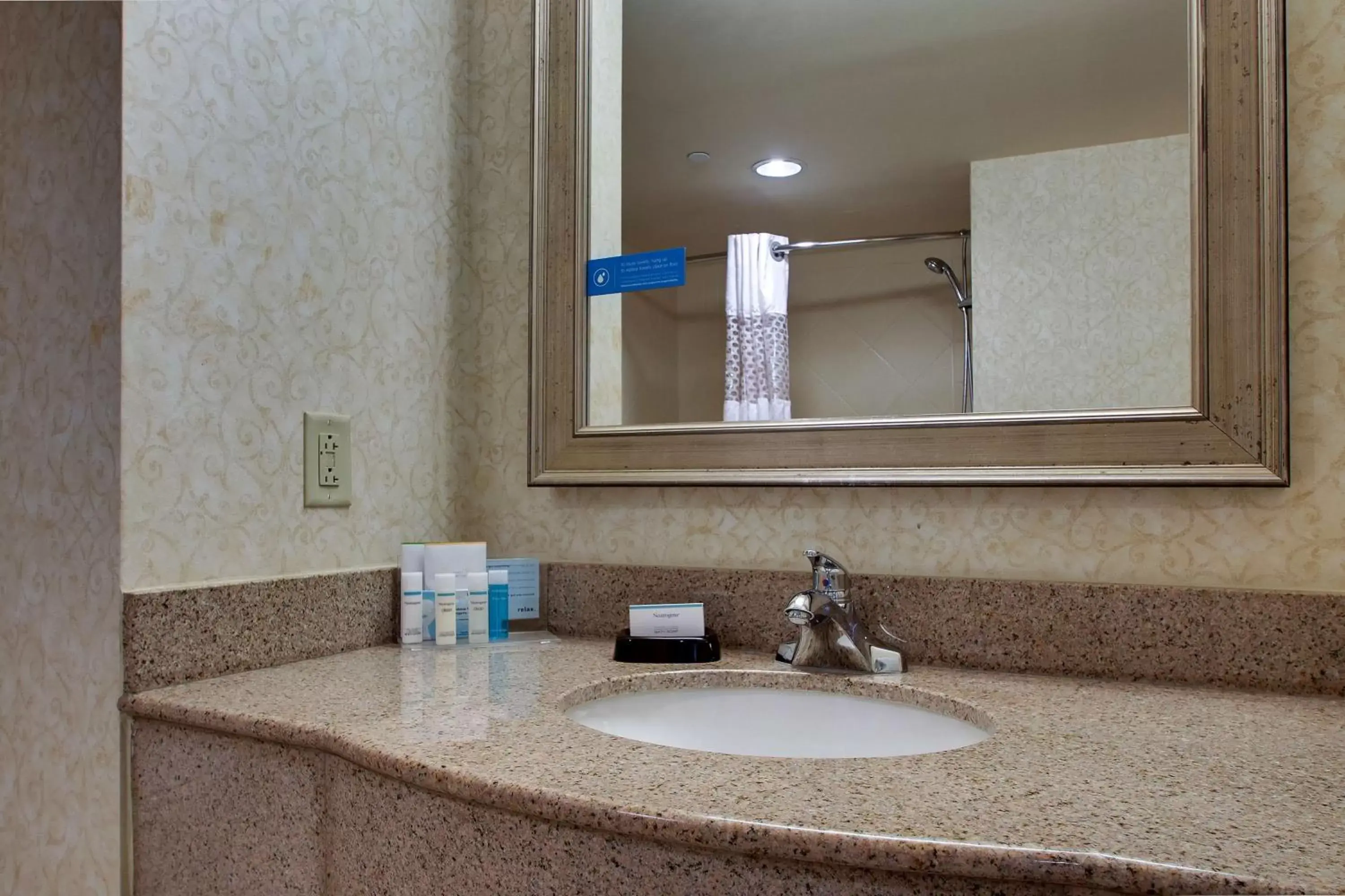 Bathroom in Hampton Inn & Suites Spartanburg-I-26-Westgate Mall