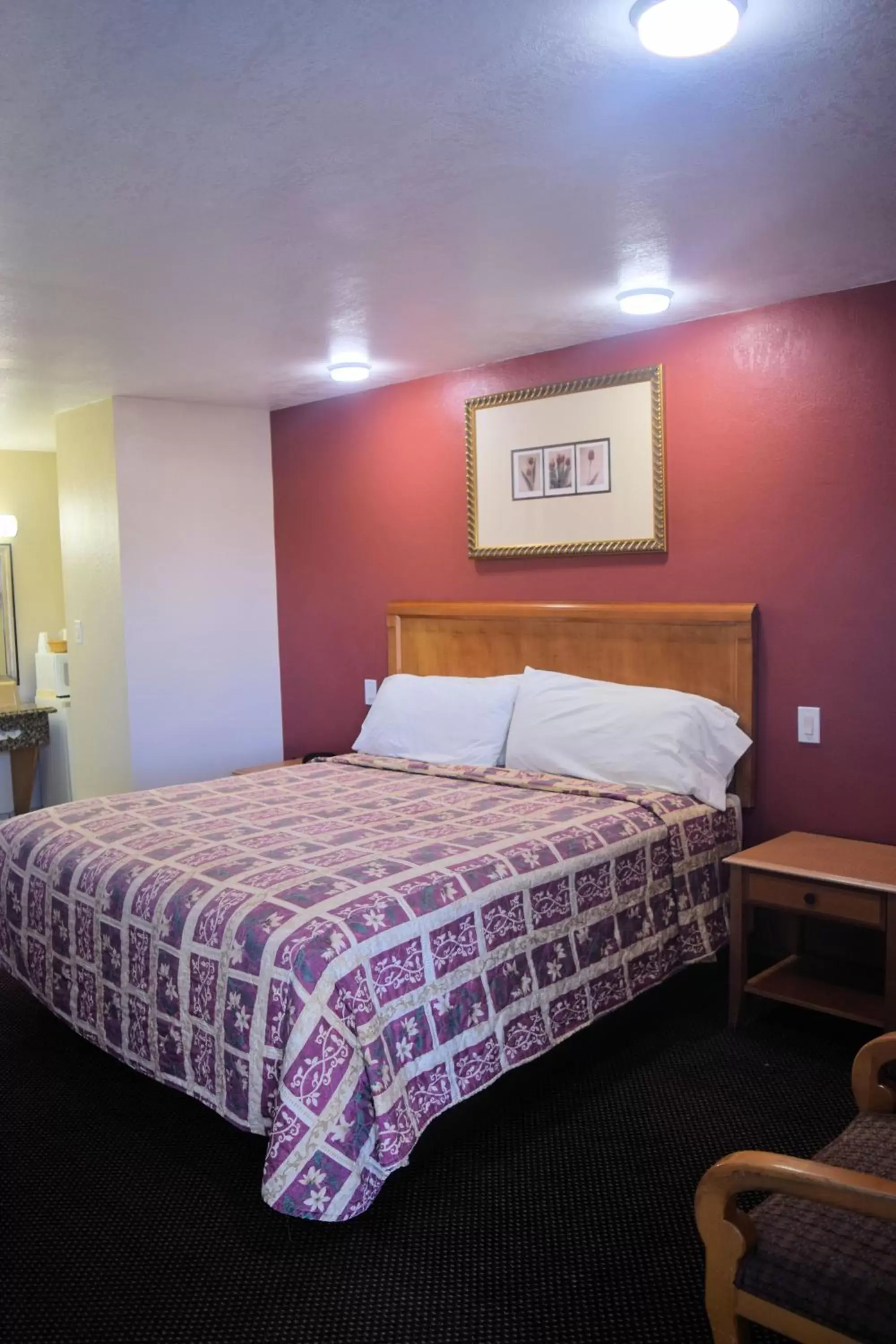 Bed in Western Inn & Suites