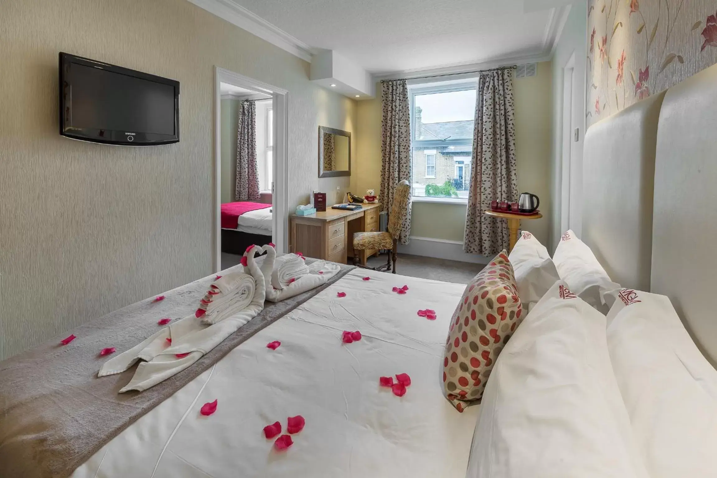 Bedroom in Muthu Westcliff Hotel (Near London Southend Airport)