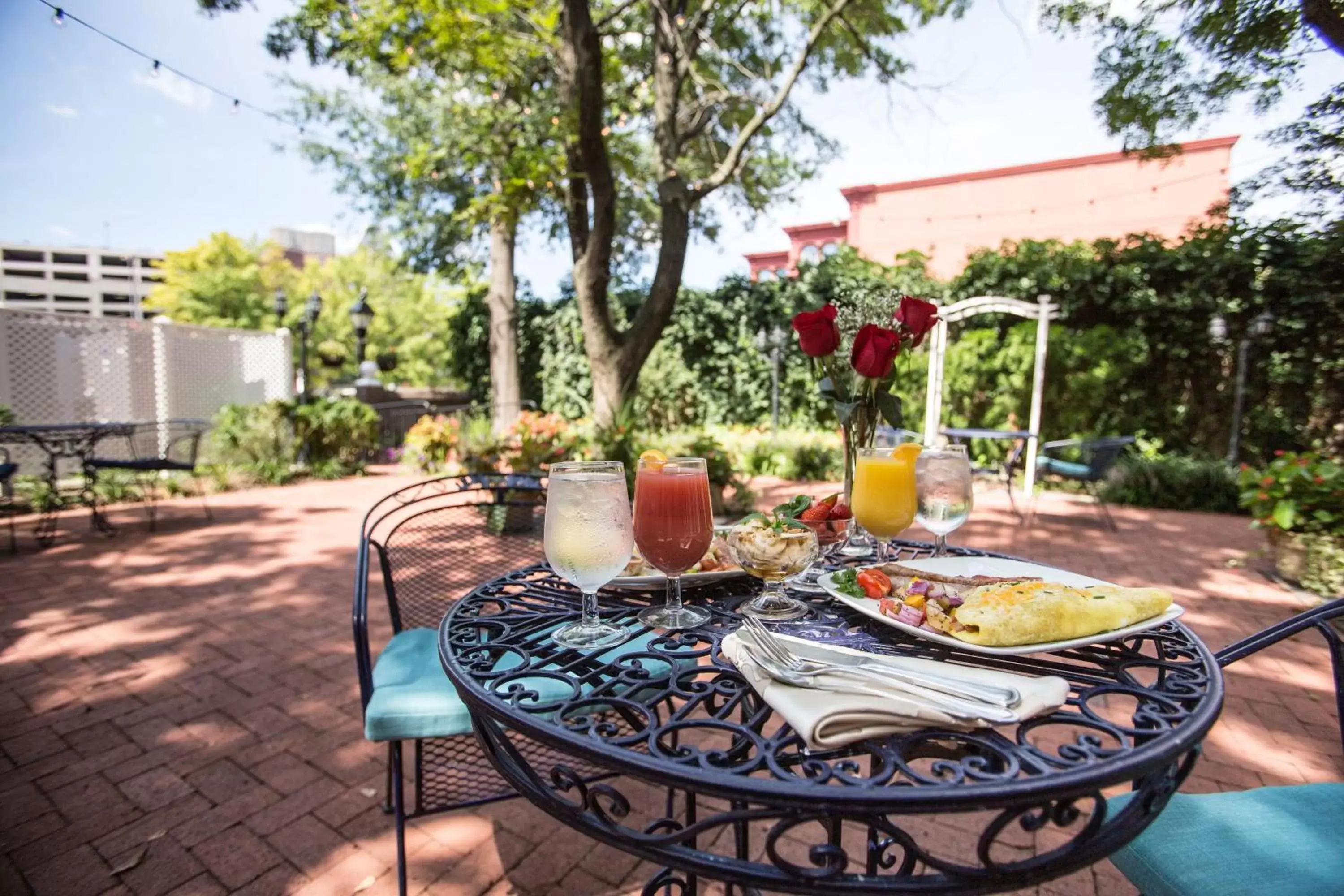 Breakfast in 1840s Carrollton Inn